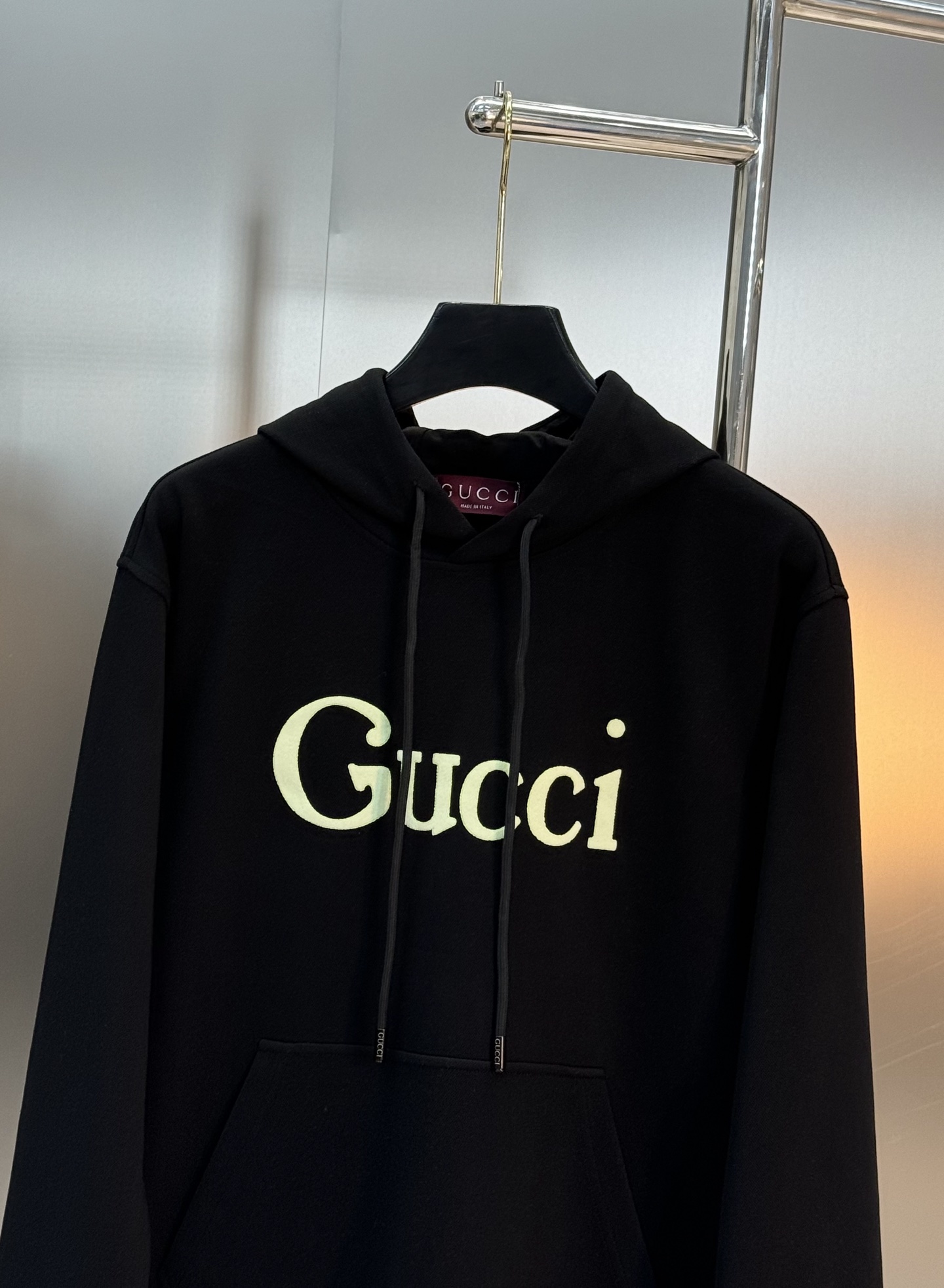 Gucci古奇新款连帽卫衣，甄选天丝棉质面料，正面Gucci字母印花，荧光绿Logo超吸睛，简约又时髦！