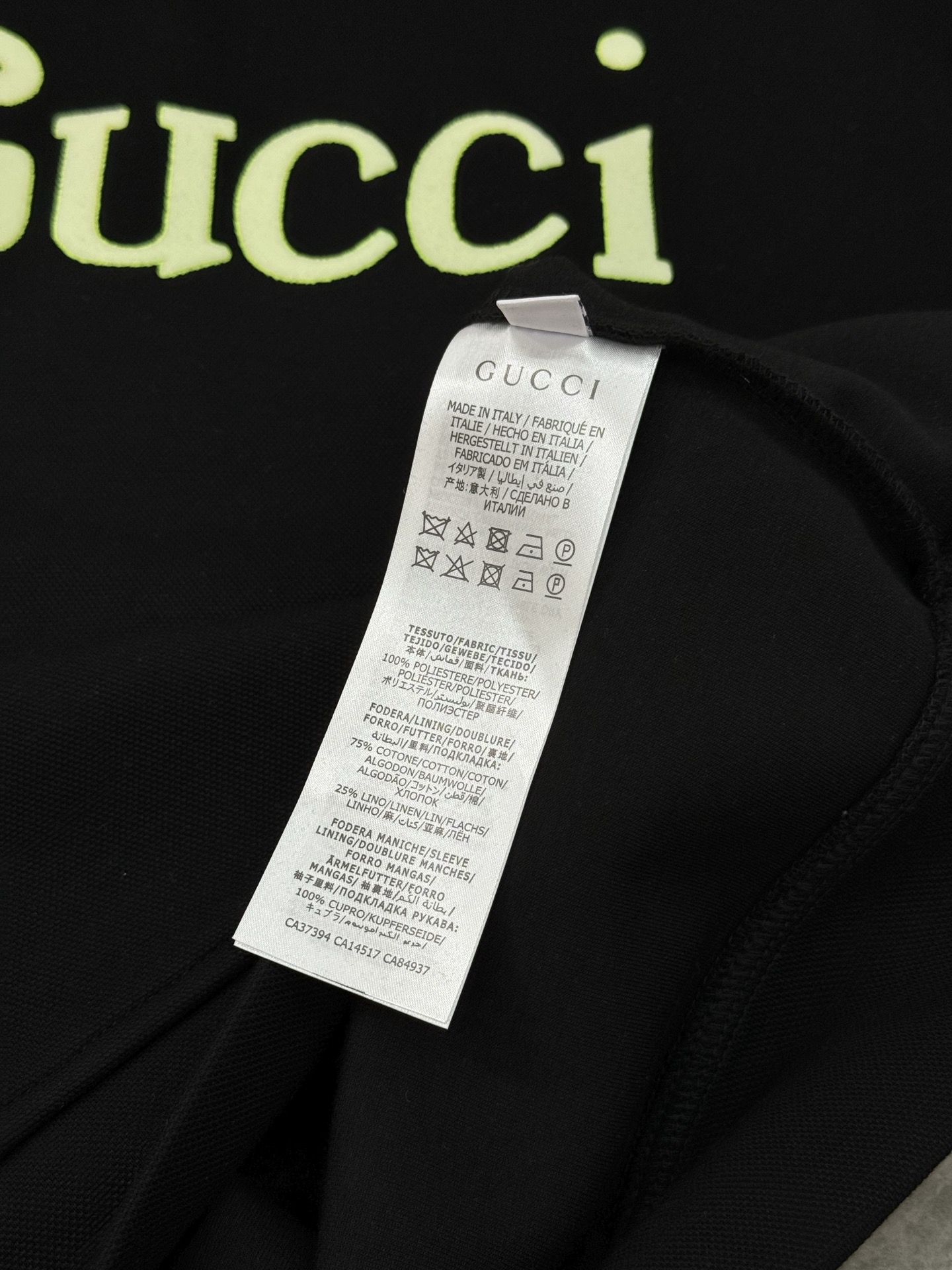 Gucci古奇新款连帽卫衣，甄选天丝棉质面料，正面Gucci字母印花，荧光绿Logo超吸睛，简约又时髦！