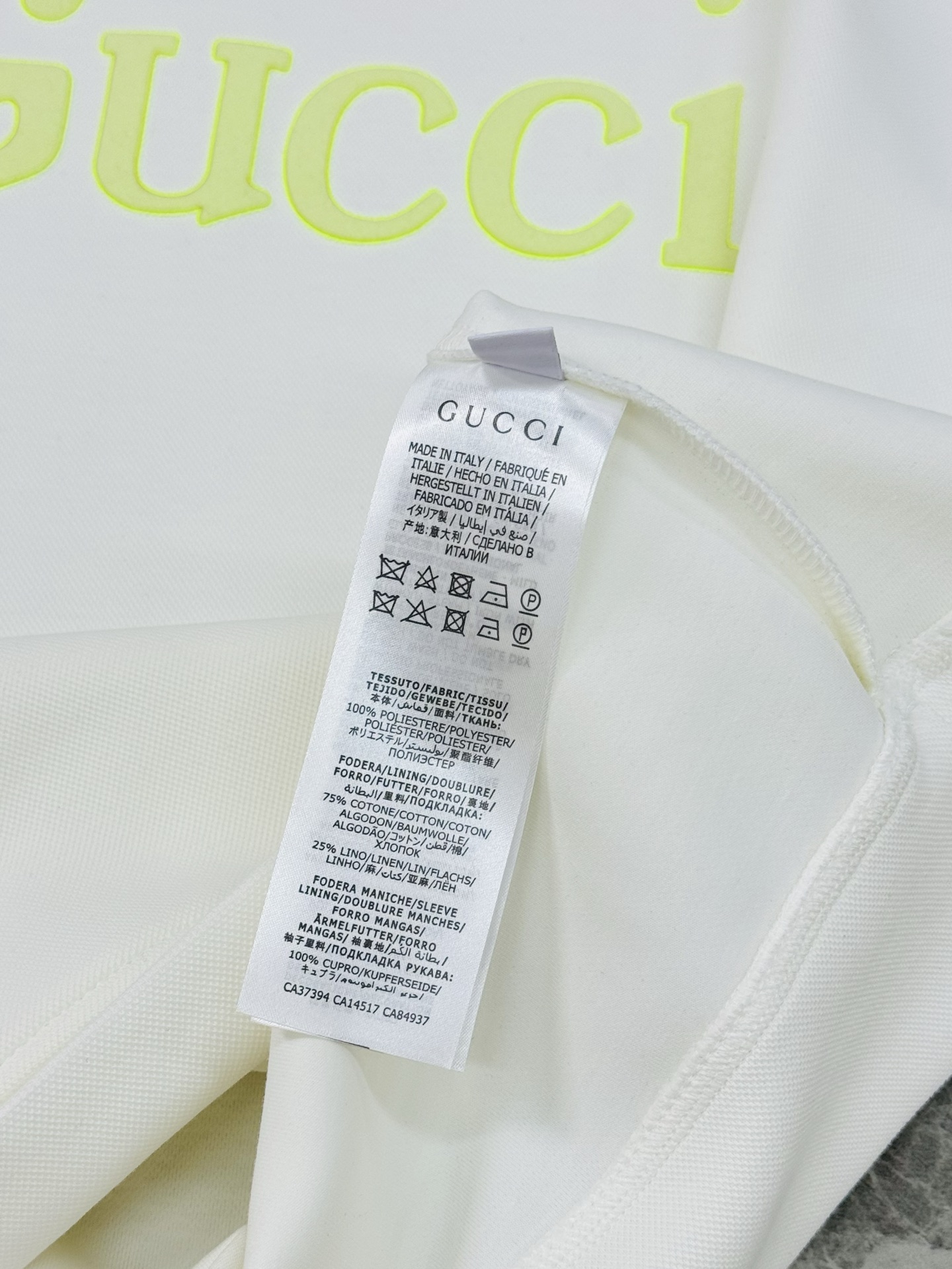 Gucci古奇新款连帽卫衣，甄选天丝棉质面料，正面Gucci字母印花，荧光绿Logo超吸睛，简约又时髦！