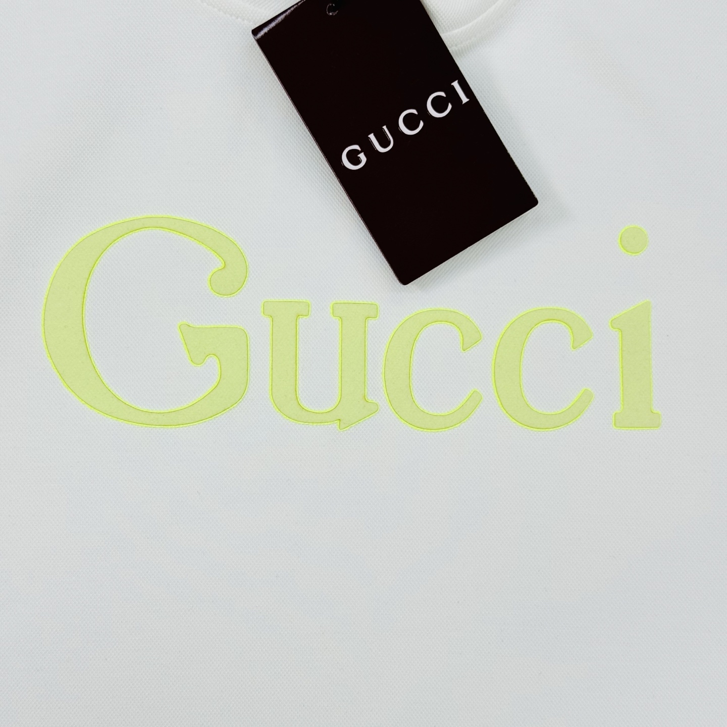 Gucci古奇新款连帽卫衣，甄选天丝棉质面料，正面Gucci字母印花，荧光绿Logo超吸睛，简约又时髦！