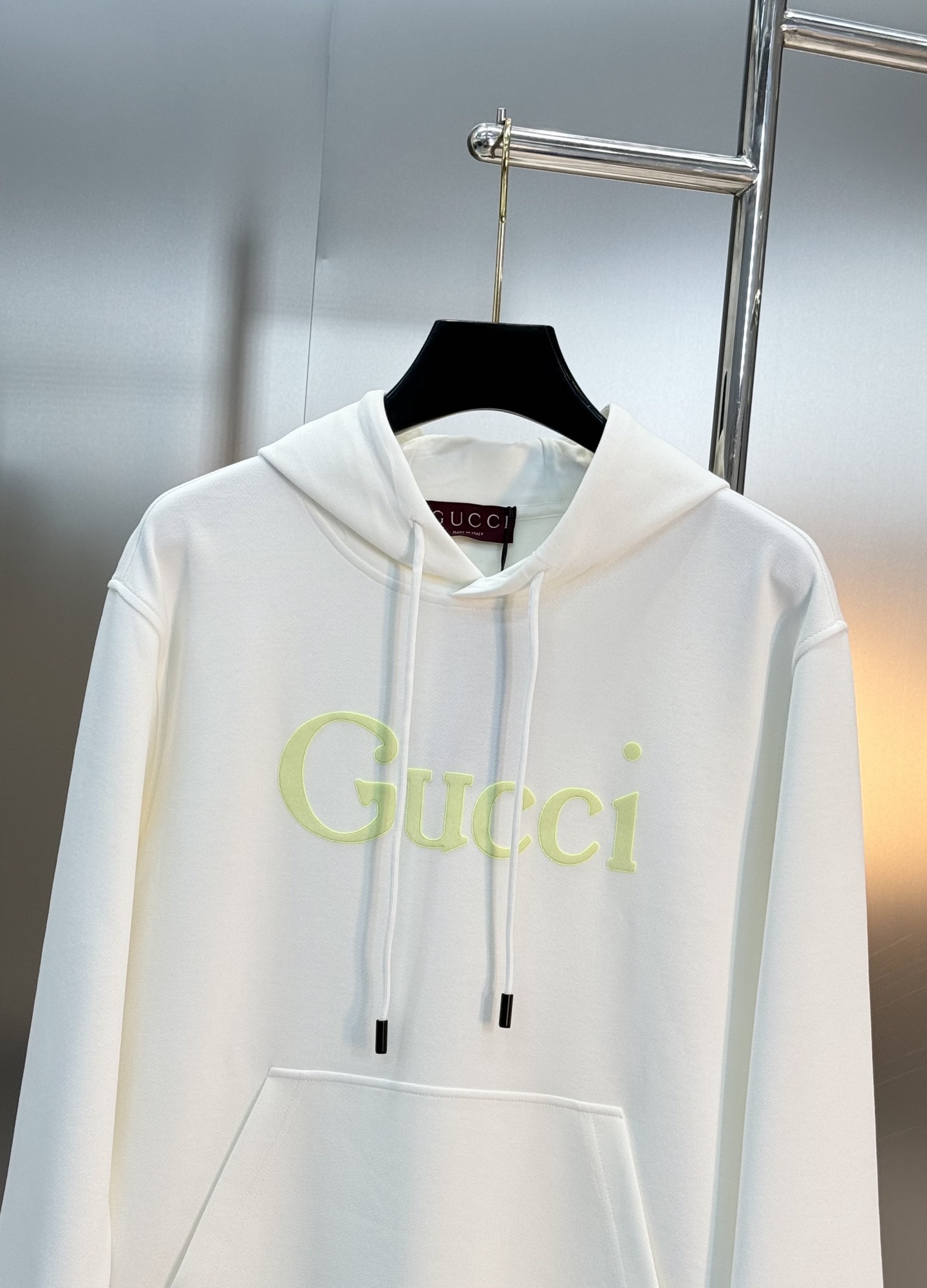 Gucci古奇新款连帽卫衣，甄选天丝棉质面料，正面Gucci字母印花，荧光绿Logo超吸睛，简约又时髦！