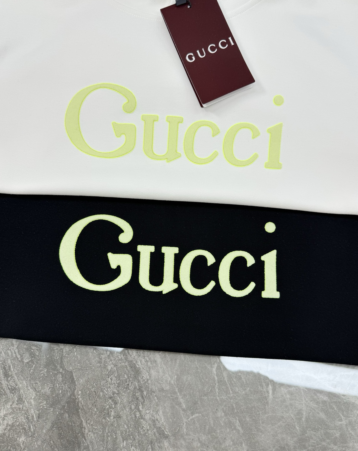 Gucci古奇新款连帽卫衣，甄选天丝棉质面料，正面Gucci字母印花，荧光绿Logo超吸睛，简约又时髦！