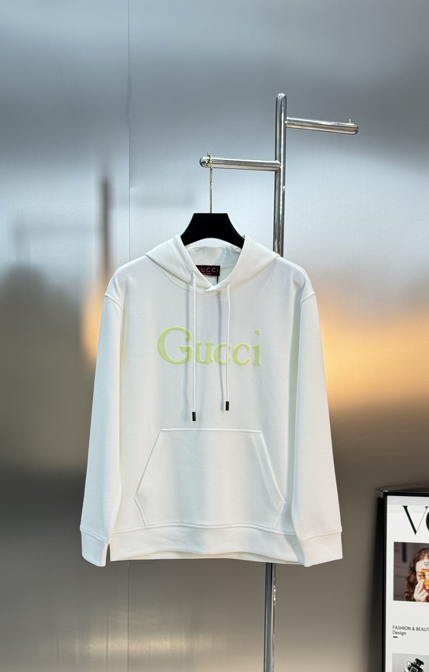 Gucci古奇新款连帽卫衣，甄选天丝棉质面料，正面Gucci字母印花，荧光绿Logo超吸睛，简约又时髦！