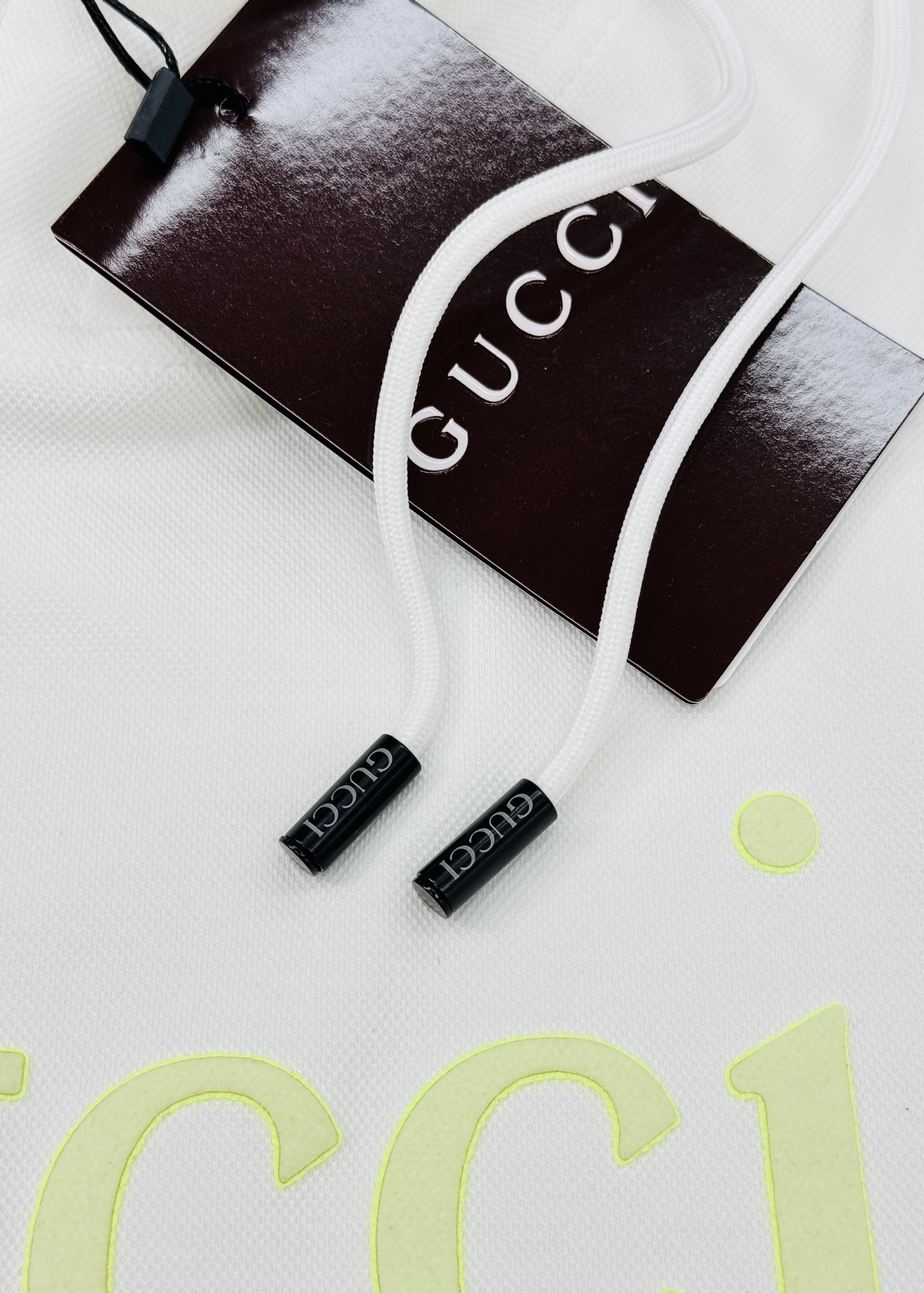 Gucci古奇新款连帽卫衣，甄选天丝棉质面料，正面Gucci字母印花，荧光绿Logo超吸睛，简约又时髦！
