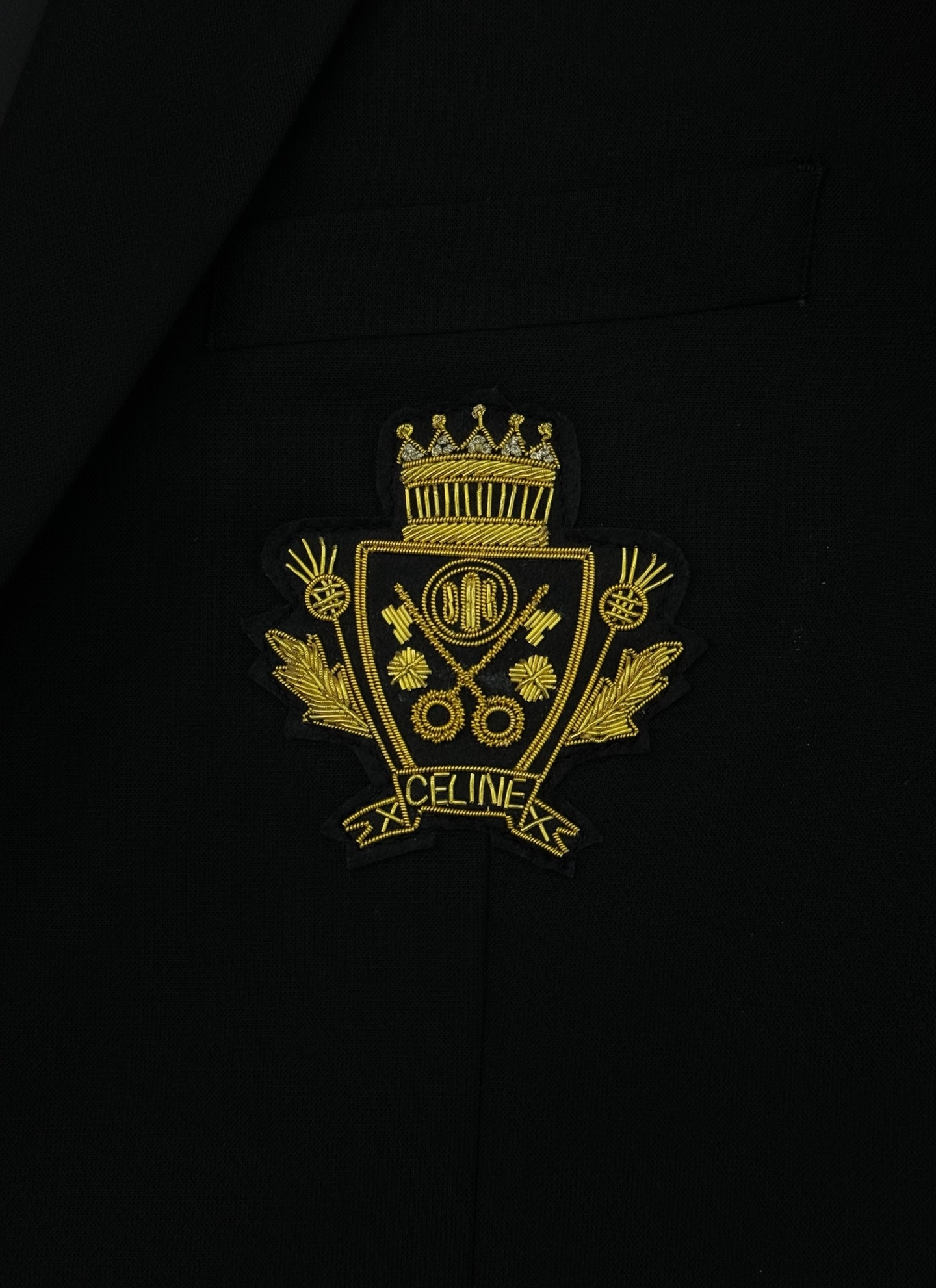 一套 CELINE皇冠徽章刺绣西服🎗️套装超高端顶尖一线成衣手工系列,西装领域里的佼佼者,世界公认的顶级面料和工艺水平, 一套 CELINE皇冠徽章刺绣西服🎗️套装超高端顶尖一线成衣手工系列,西装领域里的佼佼者,世界公认的顶级面料和工艺水平,