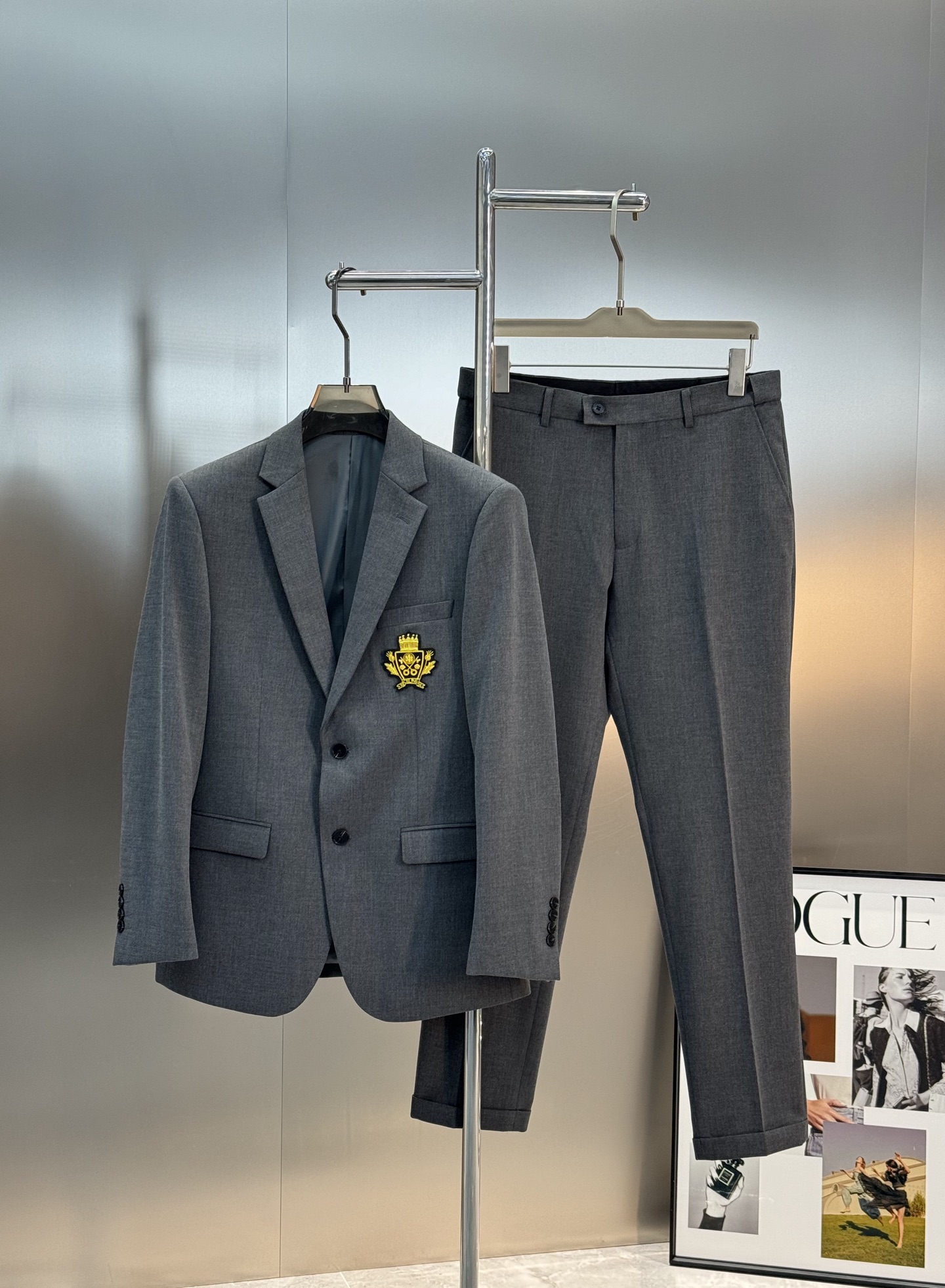 一套 CELINE皇冠徽章刺绣西服🎗️套装超高端顶尖一线成衣手工系列,西装领域里的佼佼者,世界公认的顶级面料和工艺水平, 一套 CELINE皇冠徽章刺绣西服🎗️套装超高端顶尖一线成衣手工系列,西装领域里的佼佼者,世界公认的顶级面料和工艺水平,