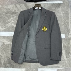 一套 CELINE皇冠徽章刺绣西服🎗️套装超高端顶尖一线成衣手工系列,西装领域里的佼佼者,世界公认的顶级面料和工艺水平, 一套 CELINE皇冠徽章刺绣西服🎗️套装超高端顶尖一线成衣手工系列,西装领域里的佼佼者,世界公认的顶级面料和工艺水平,