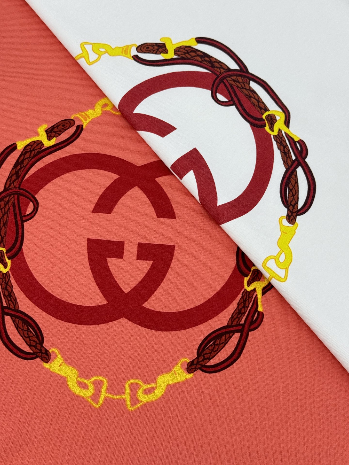 。🌾 Gucci马年限定潮牌短袖T恤.男女同款❤️古齐2026马年限定短袖T恤，百分百纯棉材质，柔软透气