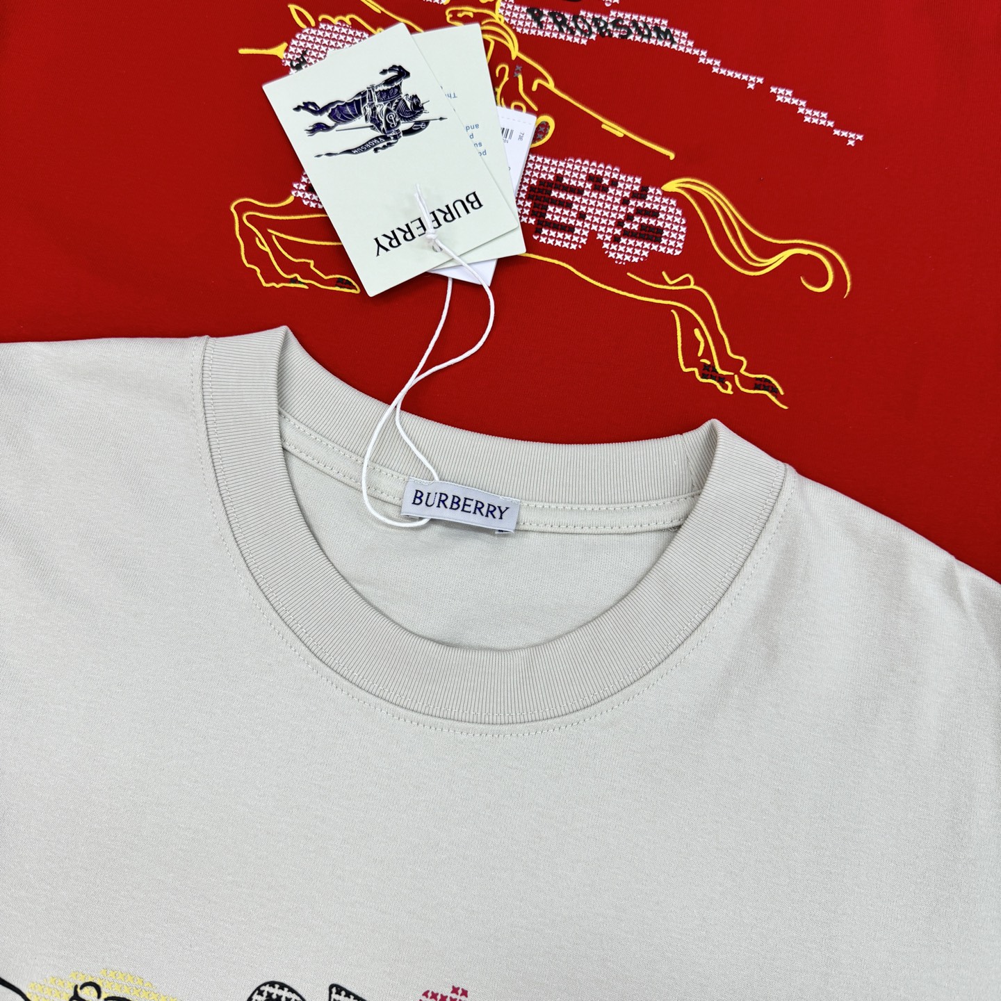 。🌾 BBR巴宝莉26s新款潮牌T恤.男女同款❤️经典战马图形.高温立体烫画工艺.纯棉材质柔软透气，日常