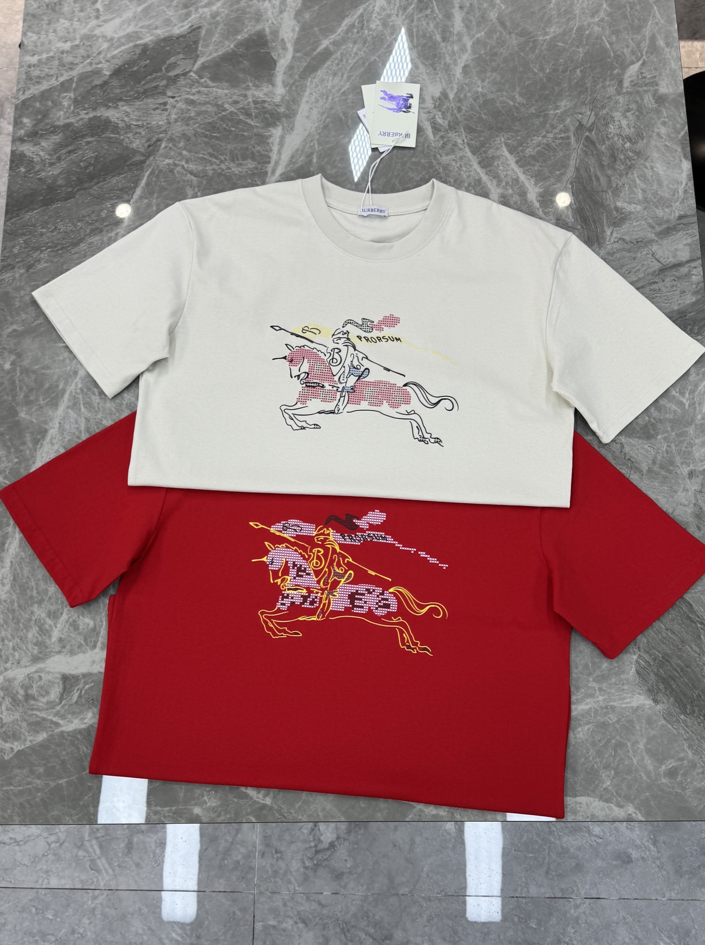 。🌾 BBR巴宝莉26s新款潮牌T恤.男女同款❤️经典战马图形.高温立体烫画工艺.纯棉材质柔软透气，日常