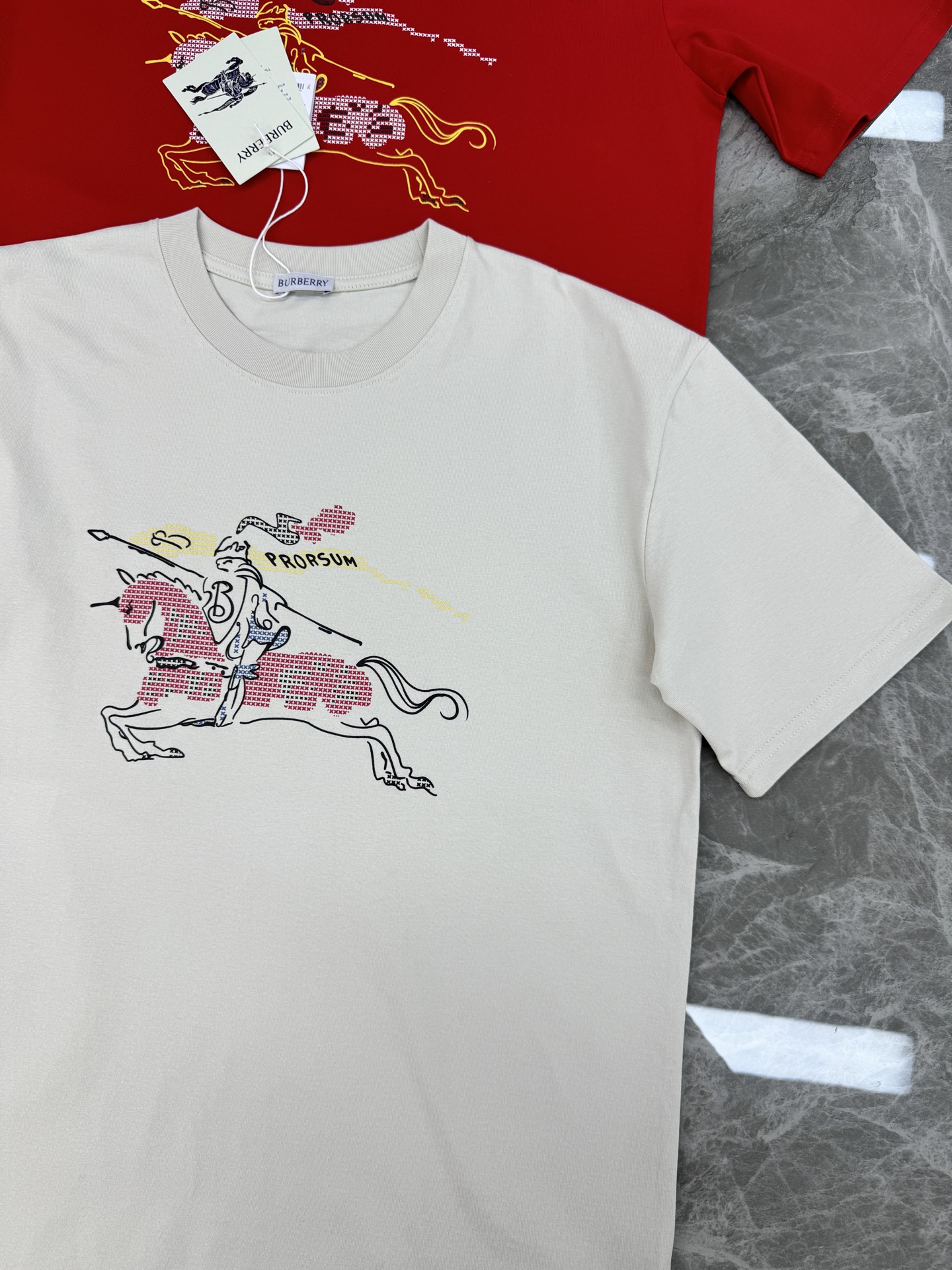 。🌾 BBR巴宝莉26s新款潮牌T恤.男女同款❤️经典战马图形.高温立体烫画工艺.纯棉材质柔软透气，日常