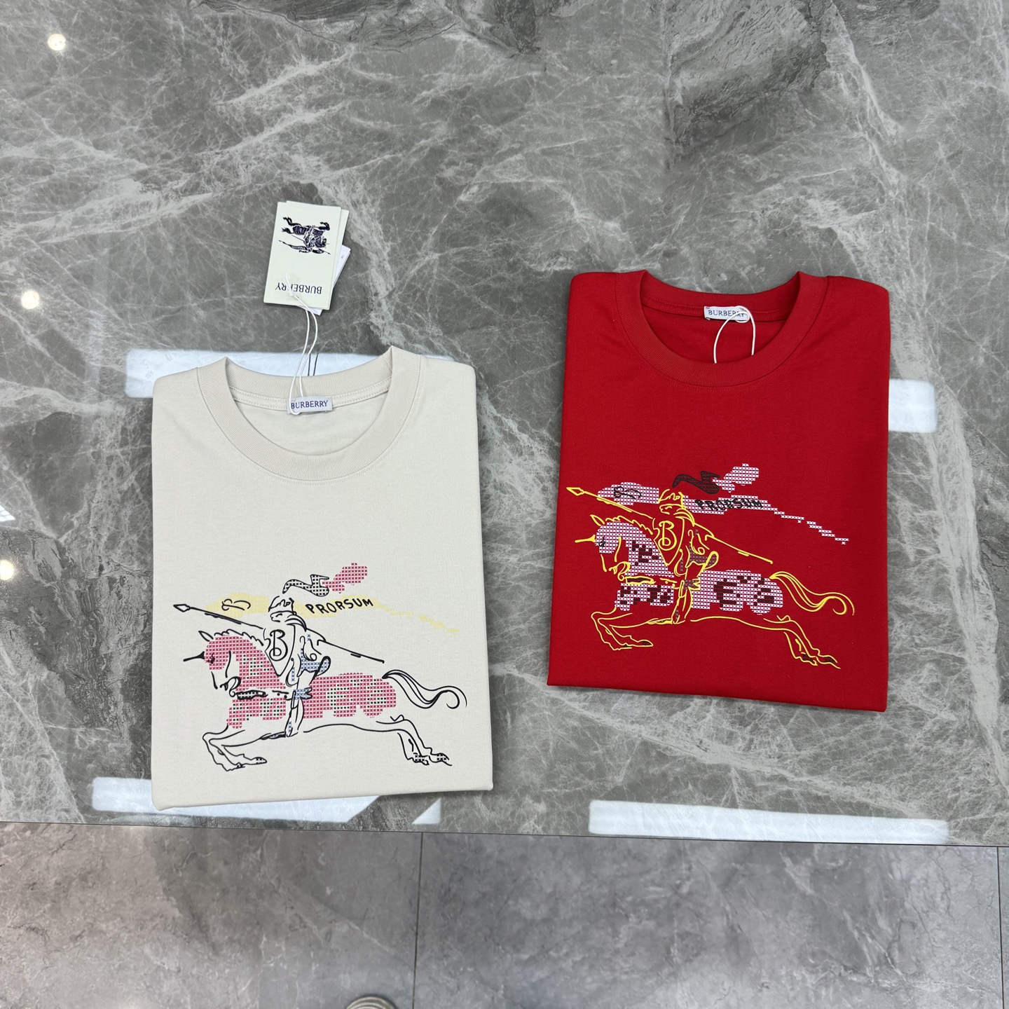 。🌾 BBR巴宝莉26s新款潮牌T恤.男女同款❤️经典战马图形.高温立体烫画工艺.纯棉材质柔软透气，日常