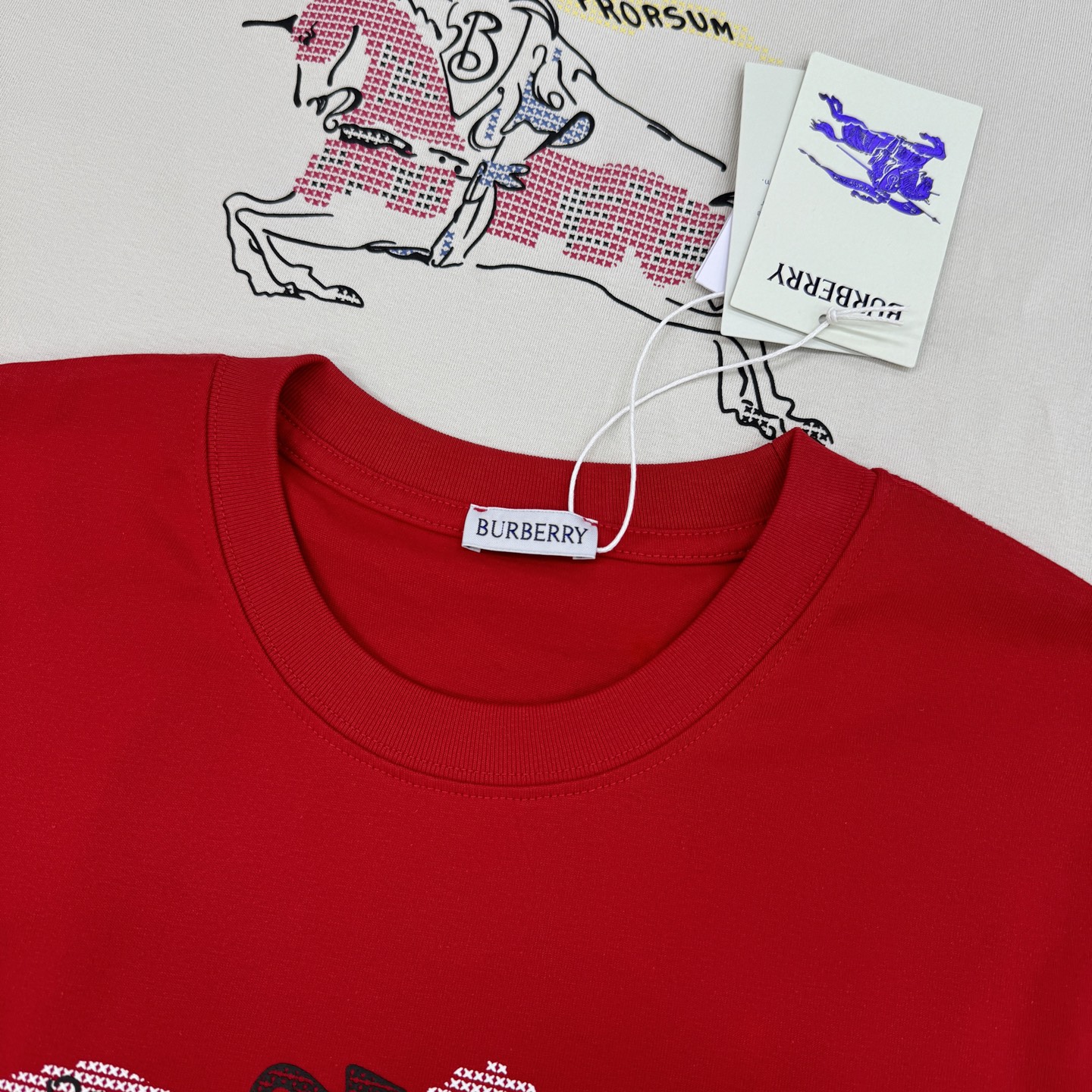 。🌾 BBR巴宝莉26s新款潮牌T恤.男女同款❤️经典战马图形.高温立体烫画工艺.纯棉材质柔软透气，日常