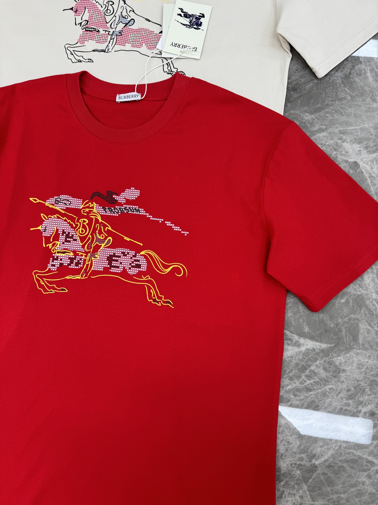 。🌾 BBR巴宝莉26s新款潮牌T恤.男女同款❤️经典战马图形.高温立体烫画工艺.纯棉材质柔软透气，日常