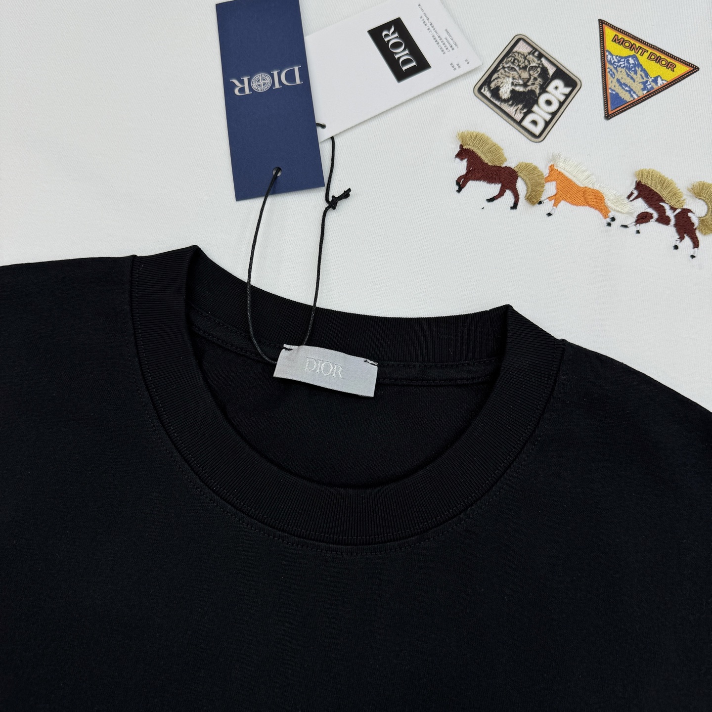 。🌾 Dior26s新品刺绣马T恤.男女同款❤️Dior服饰上的刺绣马图案，采用多色线绣工艺，三匹马分别