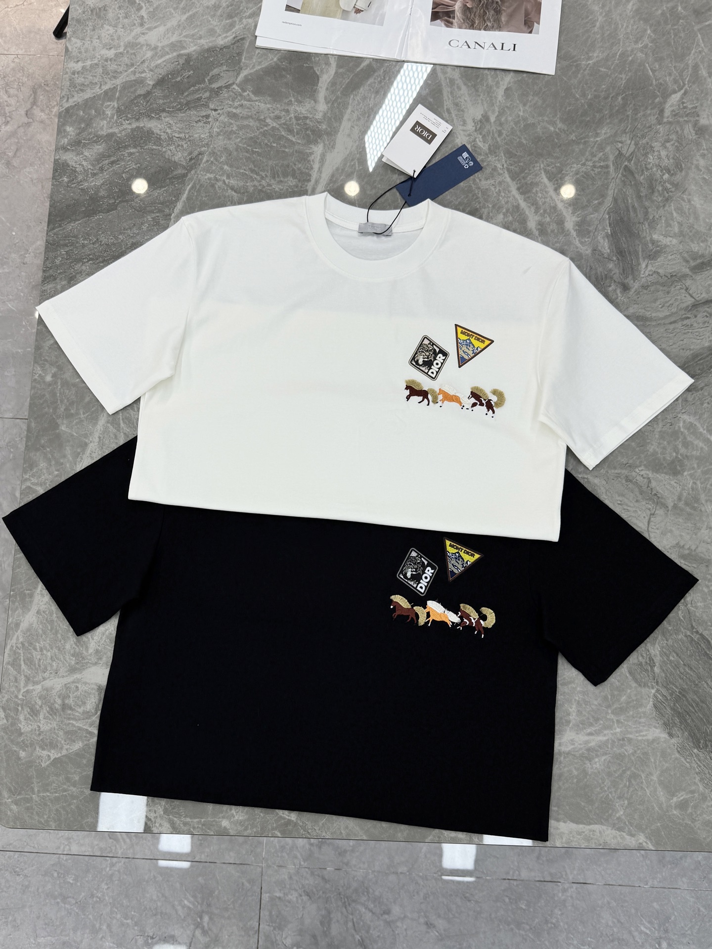 。🌾 Dior26s新品刺绣马T恤.男女同款❤️Dior服饰上的刺绣马图案，采用多色线绣工艺，三匹马分别