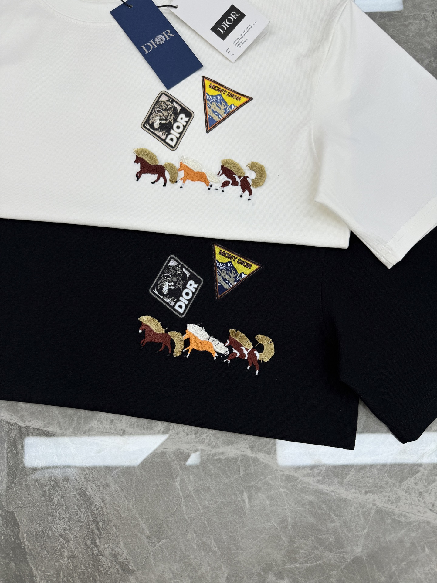 。🌾 Dior26s新品刺绣马T恤.男女同款❤️Dior服饰上的刺绣马图案，采用多色线绣工艺，三匹马分别