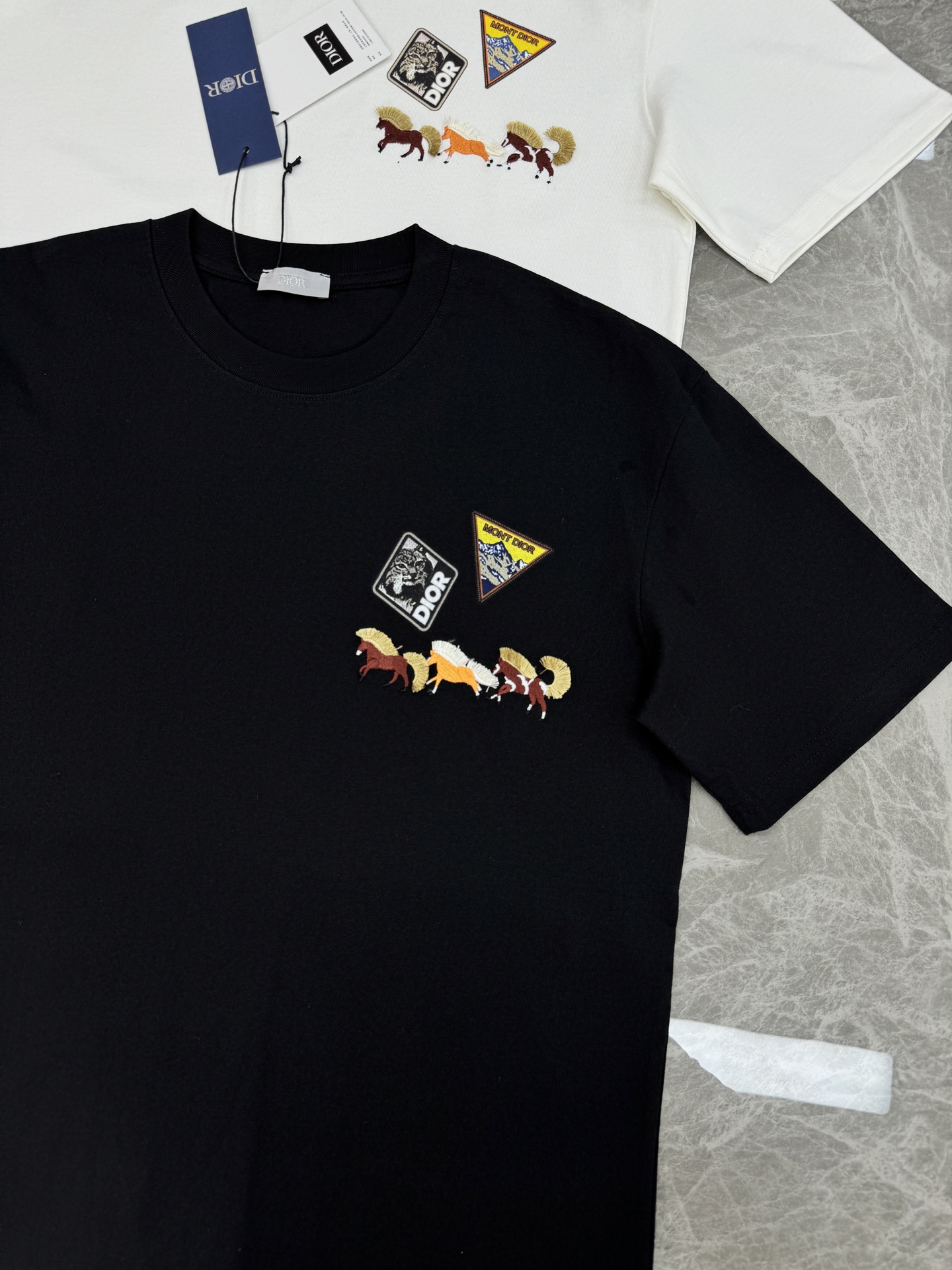 。🌾 Dior26s新品刺绣马T恤.男女同款❤️Dior服饰上的刺绣马图案，采用多色线绣工艺，三匹马分别