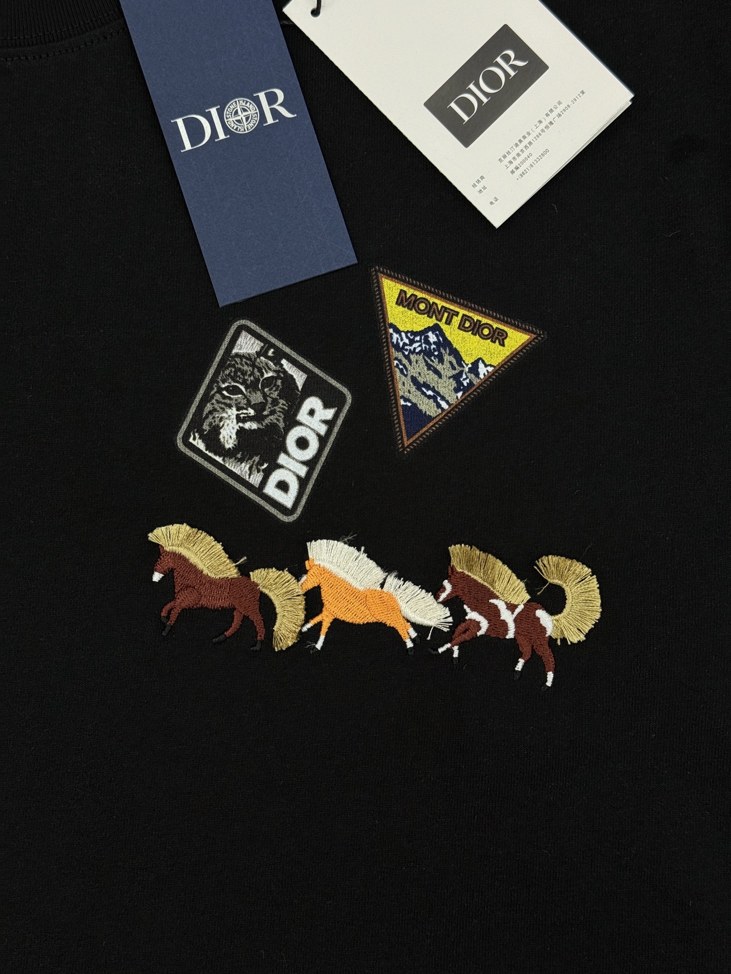 。🌾 Dior26s新品刺绣马T恤.男女同款❤️Dior服饰上的刺绣马图案，采用多色线绣工艺，三匹马分别