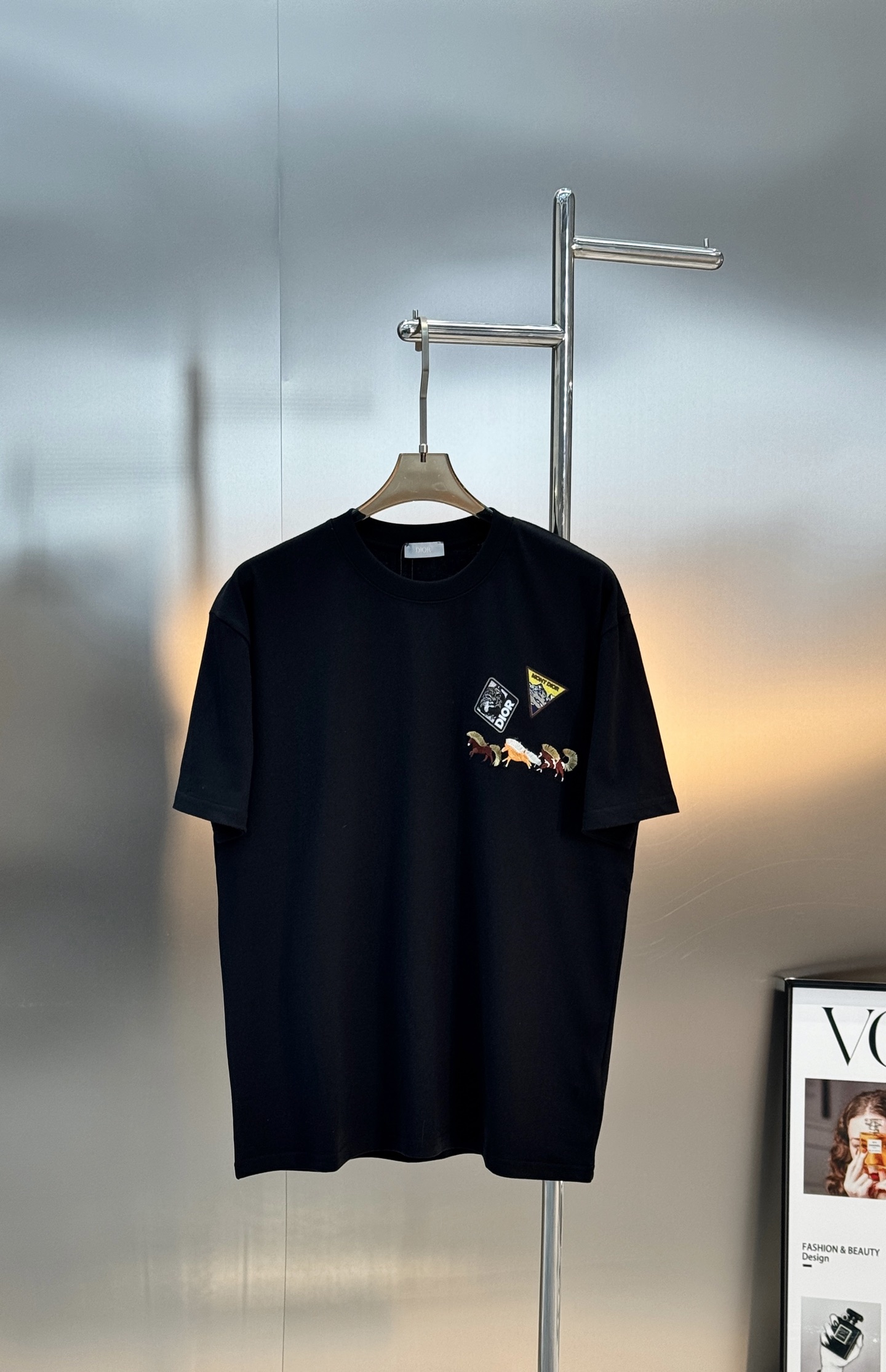 。🌾 Dior26s新品刺绣马T恤.男女同款❤️Dior服饰上的刺绣马图案，采用多色线绣工艺，三匹马分别