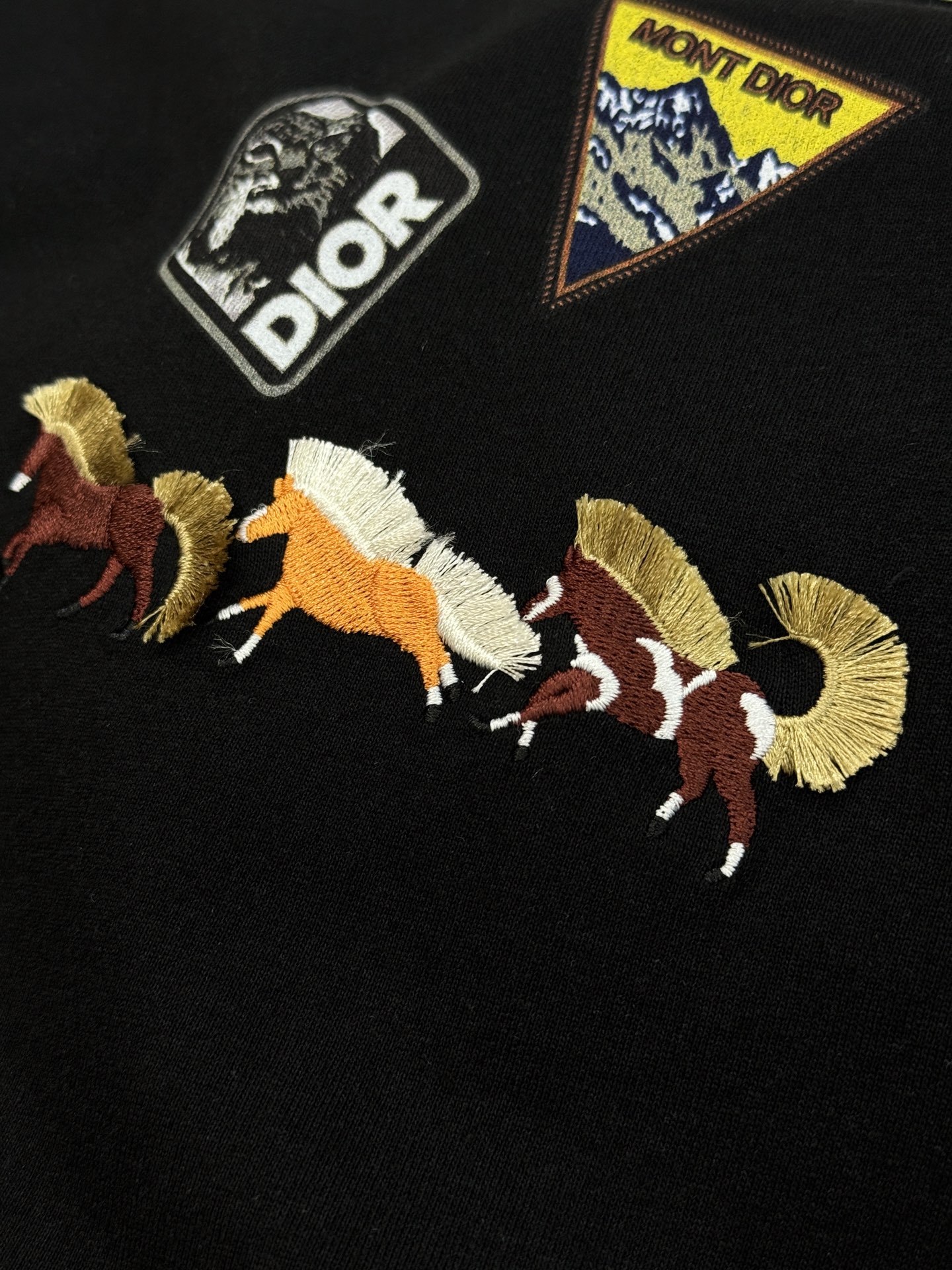 。🌾 Dior26s新品刺绣马T恤.男女同款❤️Dior服饰上的刺绣马图案，采用多色线绣工艺，三匹马分别