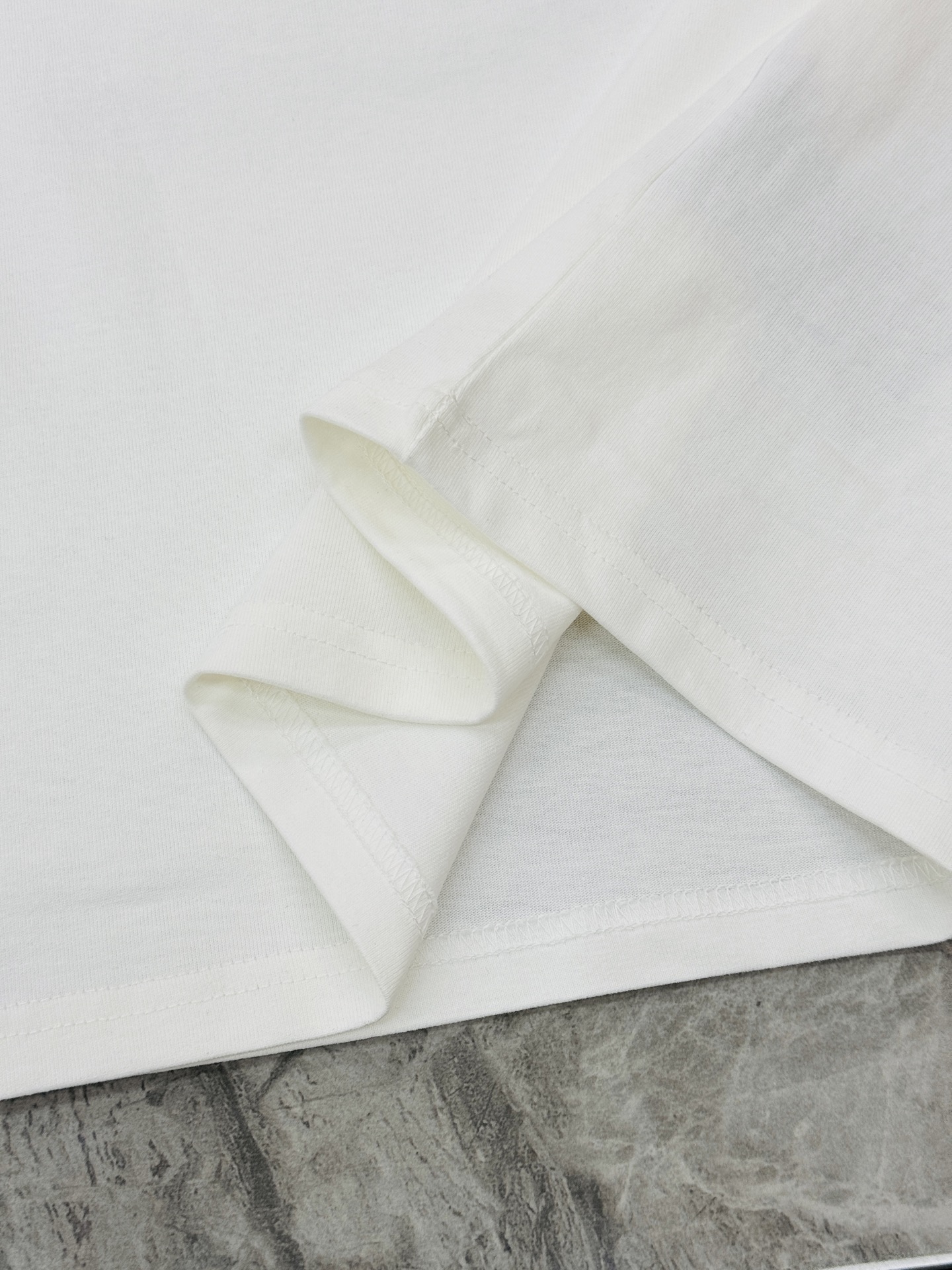 。🌾 Dior26s新品刺绣马T恤.男女同款❤️Dior服饰上的刺绣马图案，采用多色线绣工艺，三匹马分别