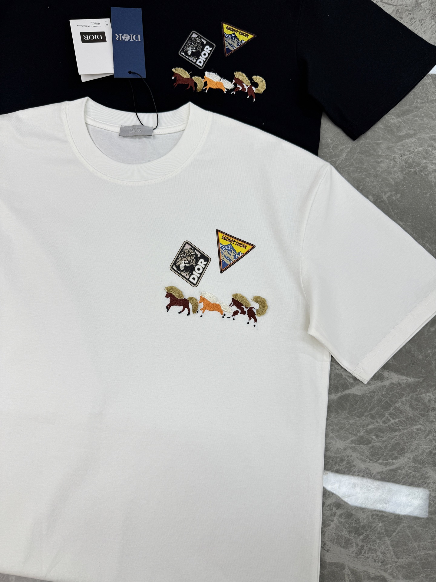 。🌾 Dior26s新品刺绣马T恤.男女同款❤️Dior服饰上的刺绣马图案，采用多色线绣工艺，三匹马分别
