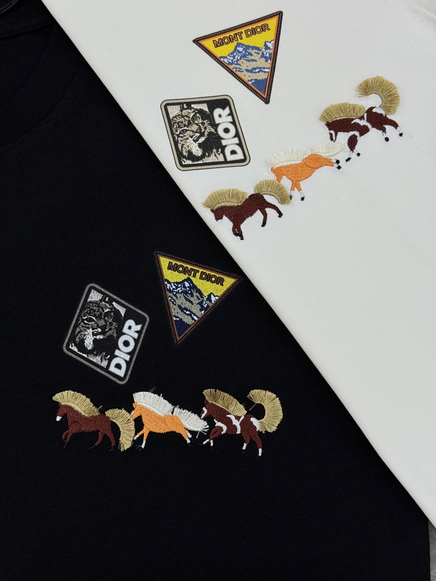 。🌾 Dior26s新品刺绣马T恤.男女同款❤️Dior服饰上的刺绣马图案，采用多色线绣工艺，三匹马分别