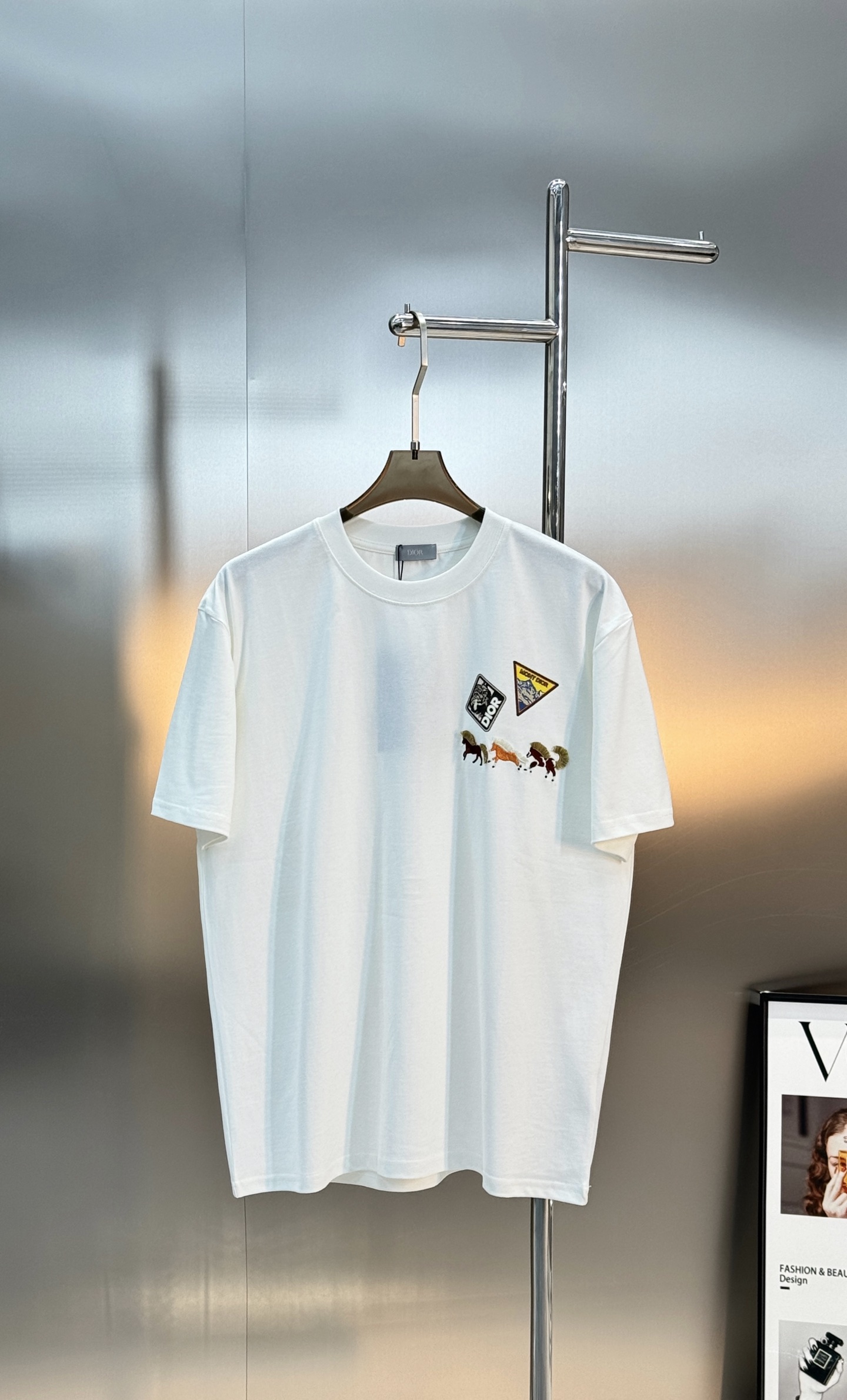 。🌾 Dior26s新品刺绣马T恤.男女同款❤️Dior服饰上的刺绣马图案，采用多色线绣工艺，三匹马分别