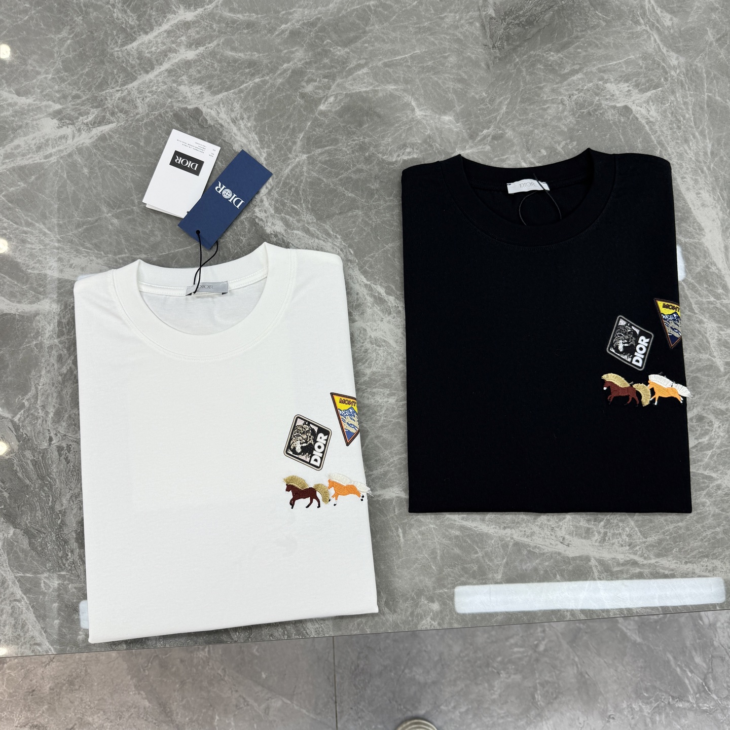 。🌾 Dior26s新品刺绣马T恤.男女同款❤️Dior服饰上的刺绣马图案，采用多色线绣工艺，三匹马分别