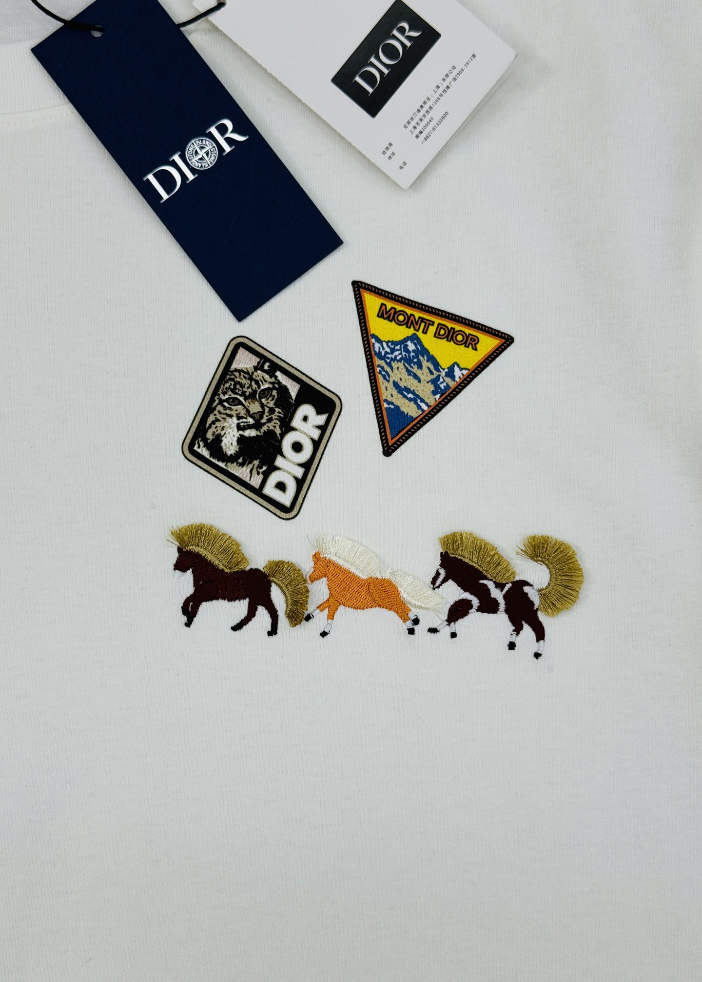 。🌾 Dior26s新品刺绣马T恤.男女同款❤️Dior服饰上的刺绣马图案，采用多色线绣工艺，三匹马分别