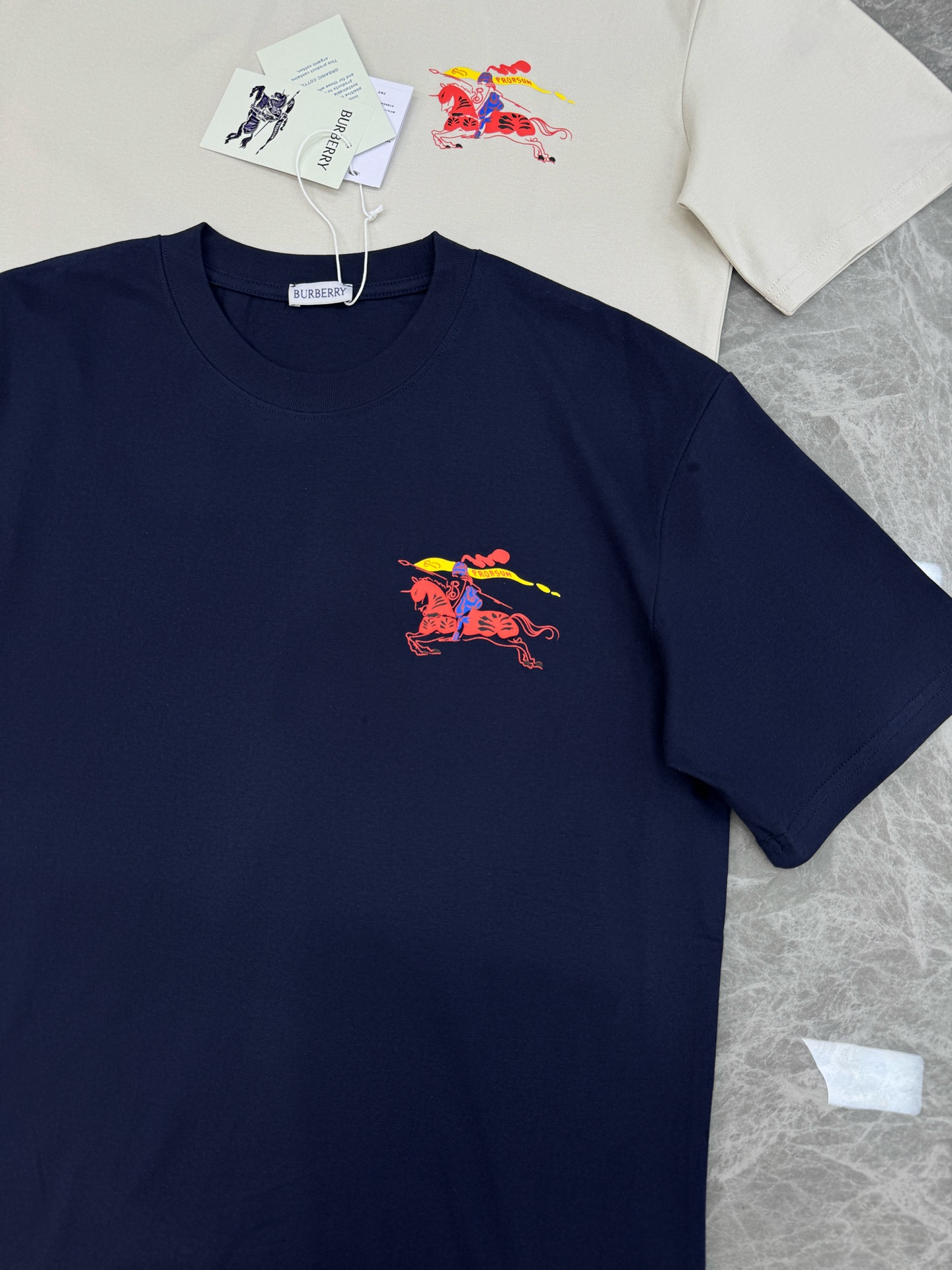 。🌾 BBR26s骑马武士图案T恤.男女同款❤️这款T恤以骑马武士图案为亮点，红蓝黄配色超吸睛，复古又现