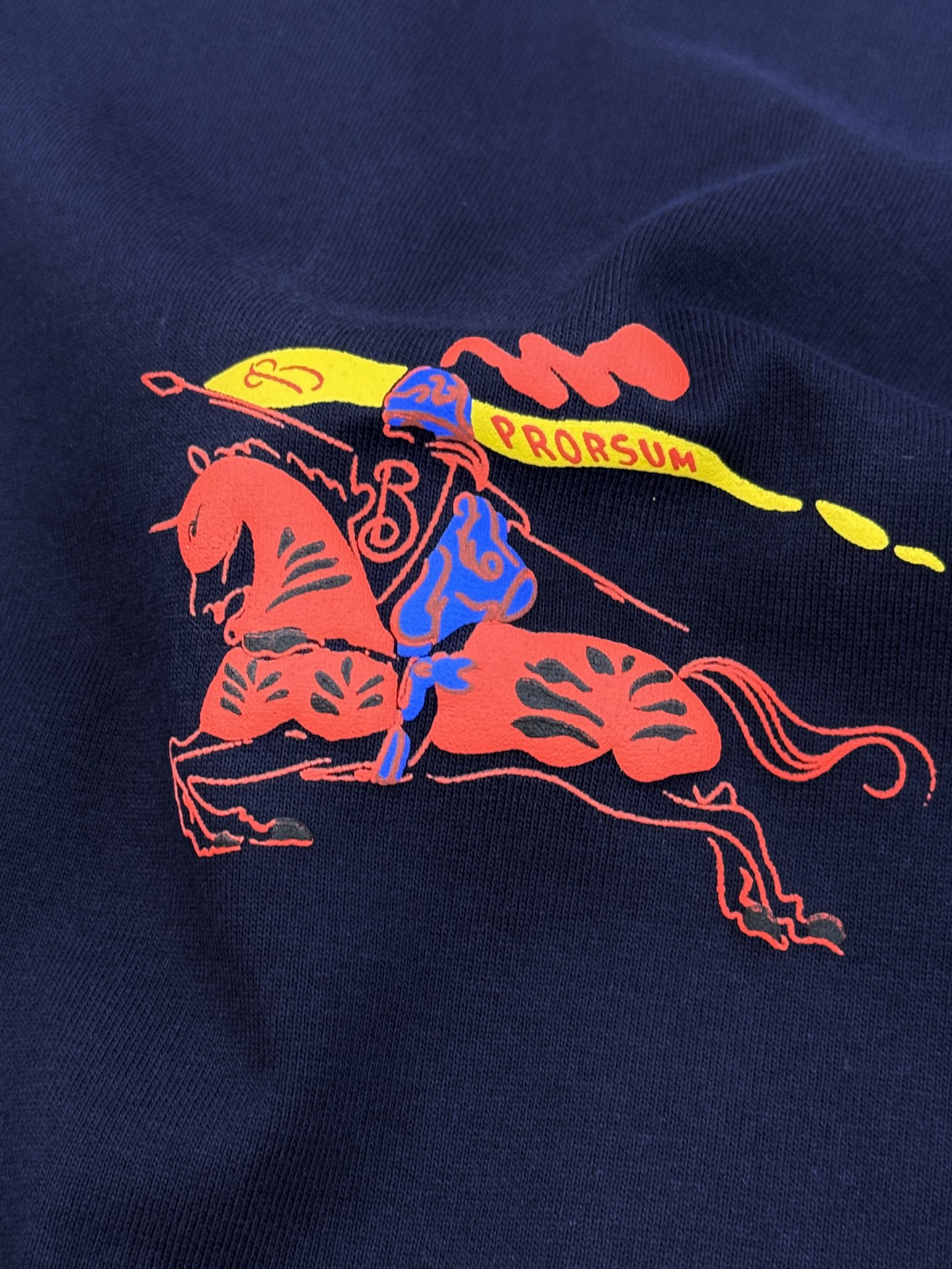 。🌾 BBR26s骑马武士图案T恤.男女同款❤️这款T恤以骑马武士图案为亮点，红蓝黄配色超吸睛，复古又现