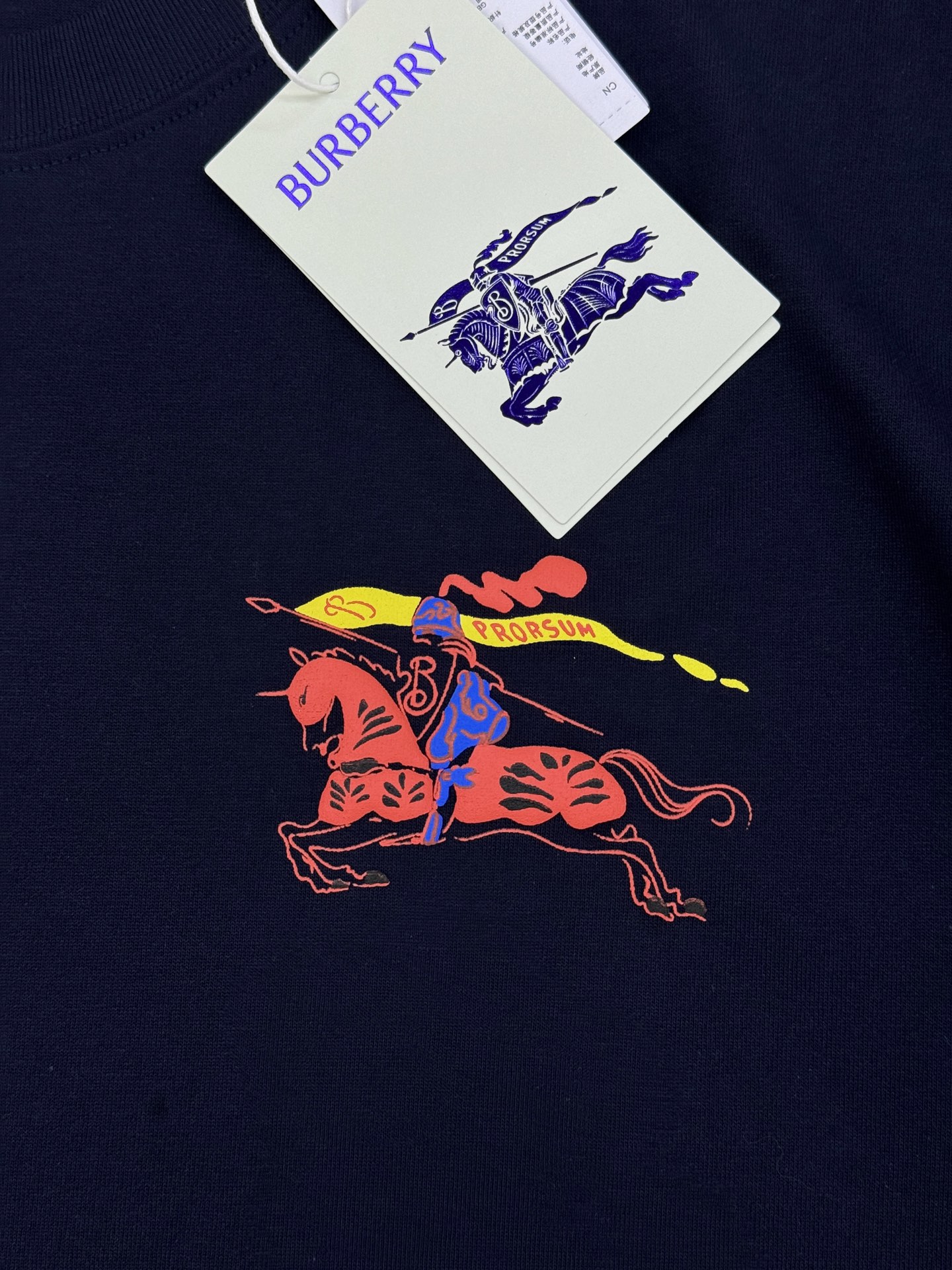 。🌾 BBR26s骑马武士图案T恤.男女同款❤️这款T恤以骑马武士图案为亮点，红蓝黄配色超吸睛，复古又现