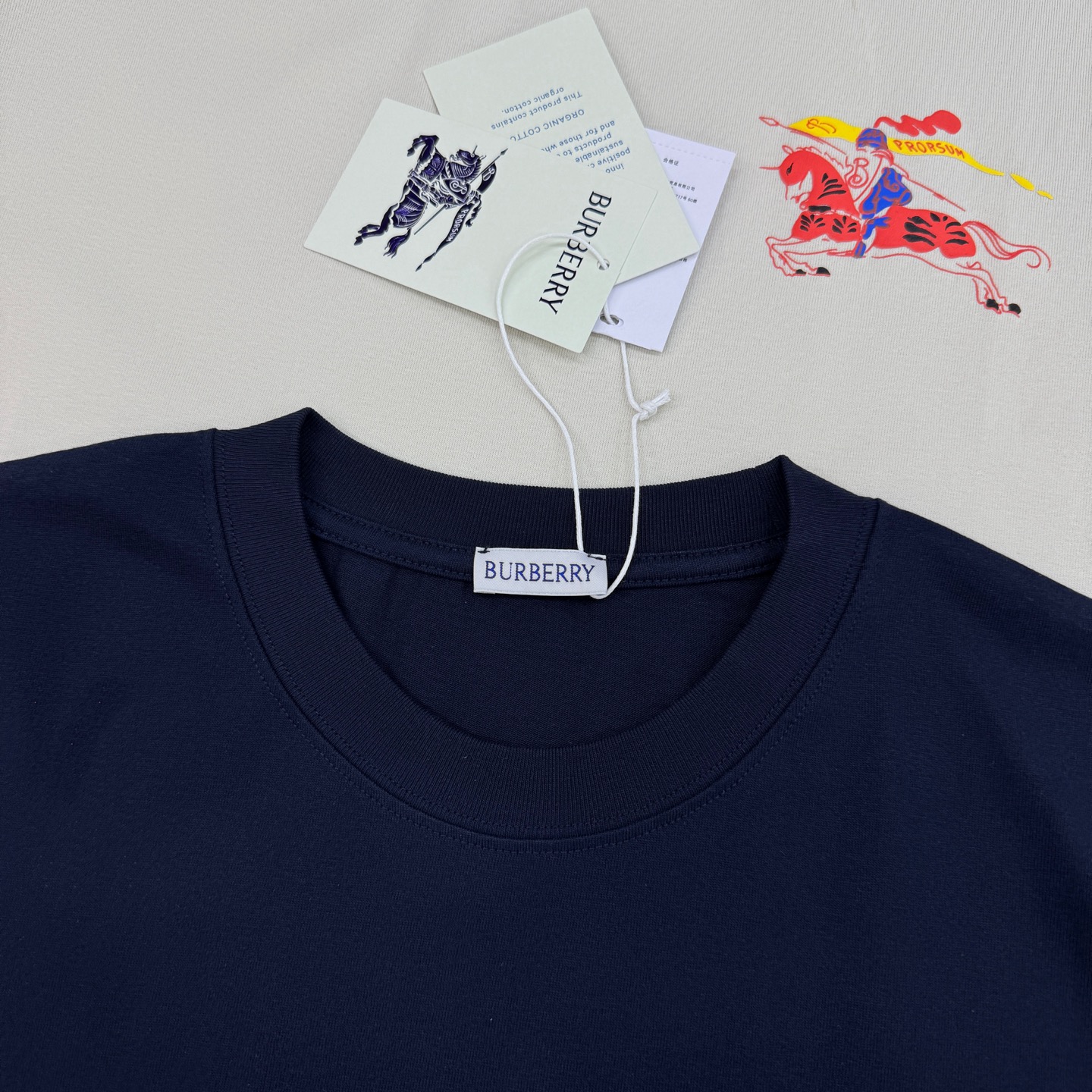 。🌾 BBR26s骑马武士图案T恤.男女同款❤️这款T恤以骑马武士图案为亮点，红蓝黄配色超吸睛，复古又现