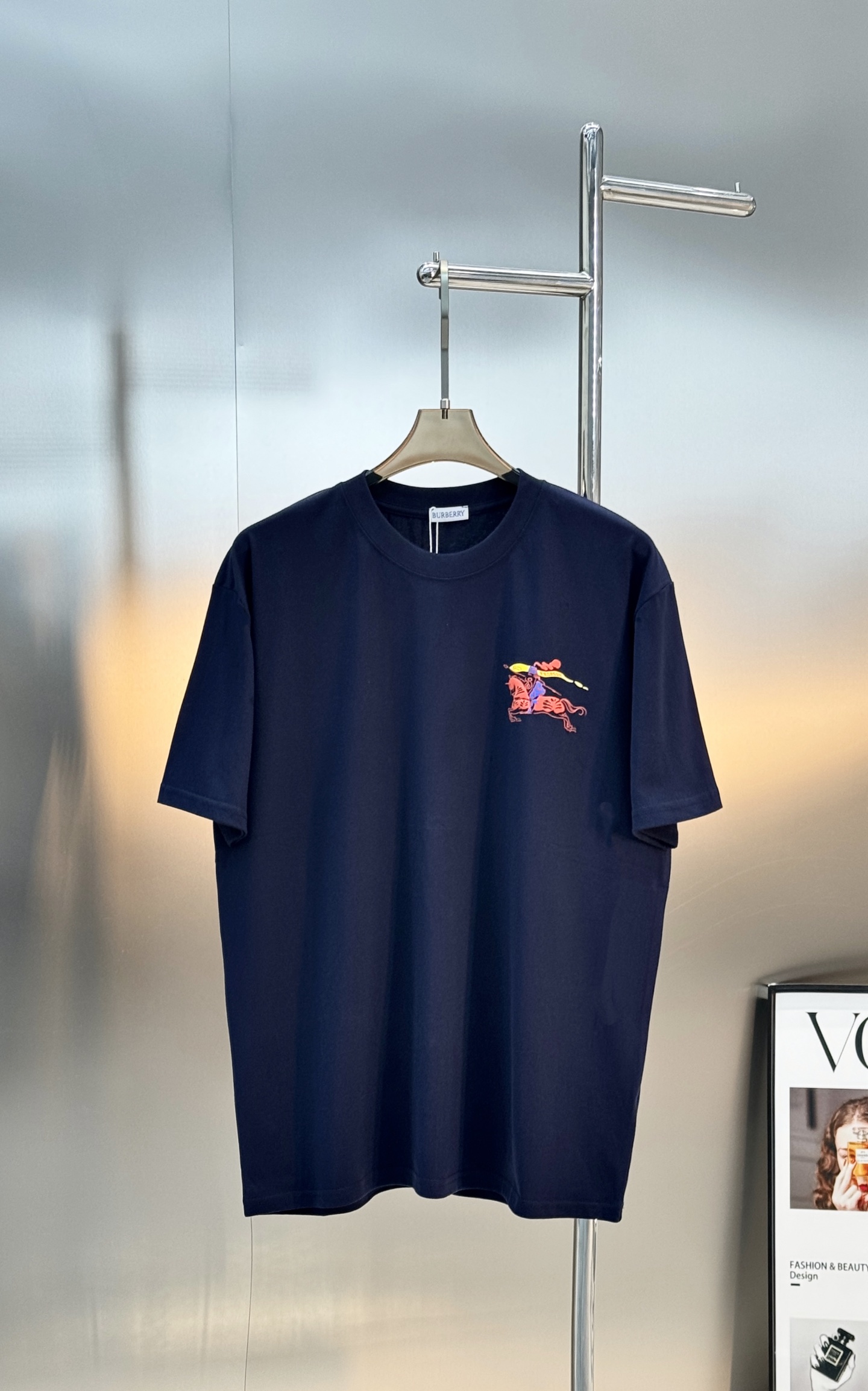 。🌾 BBR26s骑马武士图案T恤.男女同款❤️这款T恤以骑马武士图案为亮点，红蓝黄配色超吸睛，复古又现