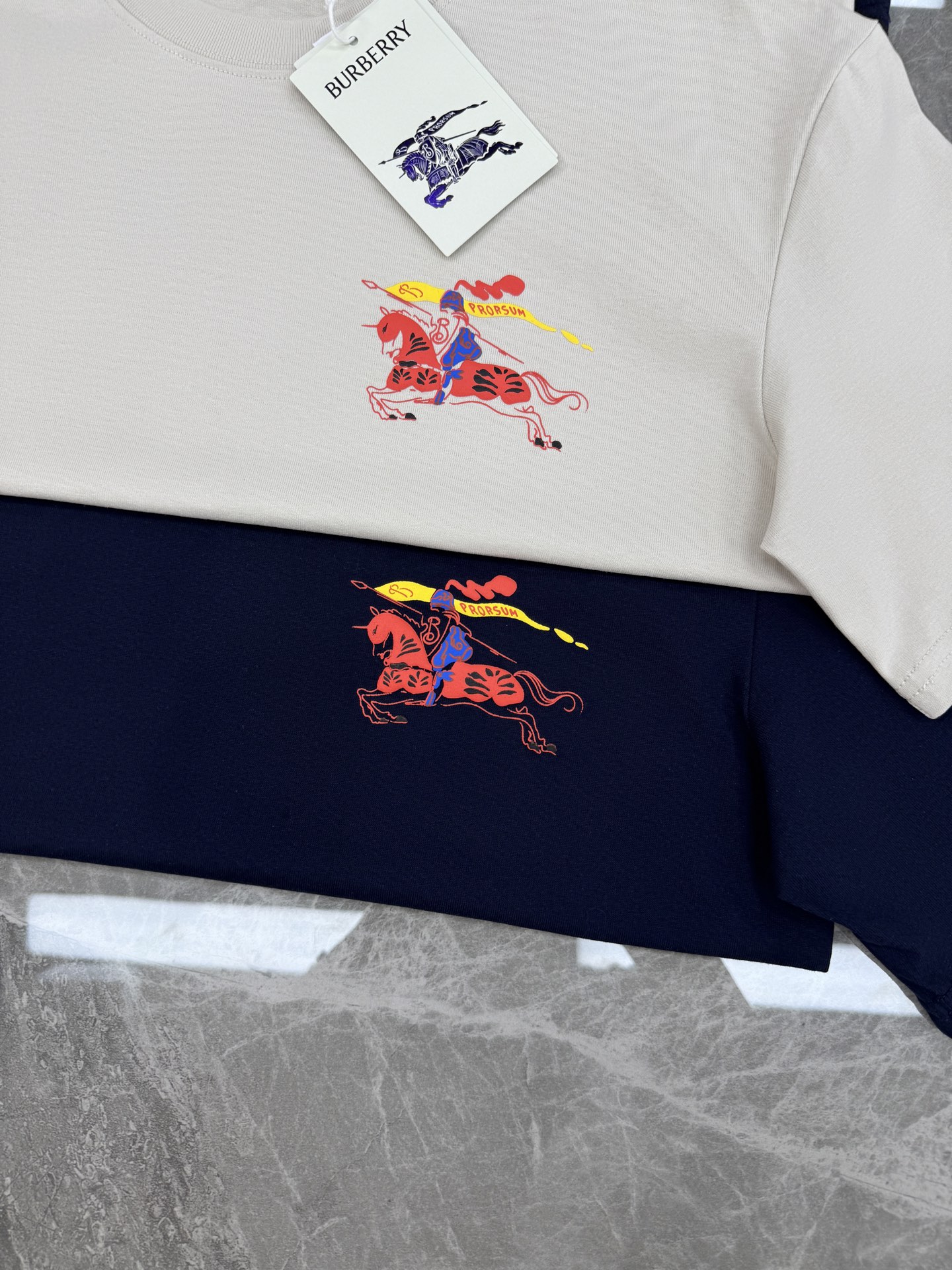 。🌾 BBR26s骑马武士图案T恤.男女同款❤️这款T恤以骑马武士图案为亮点，红蓝黄配色超吸睛，复古又现