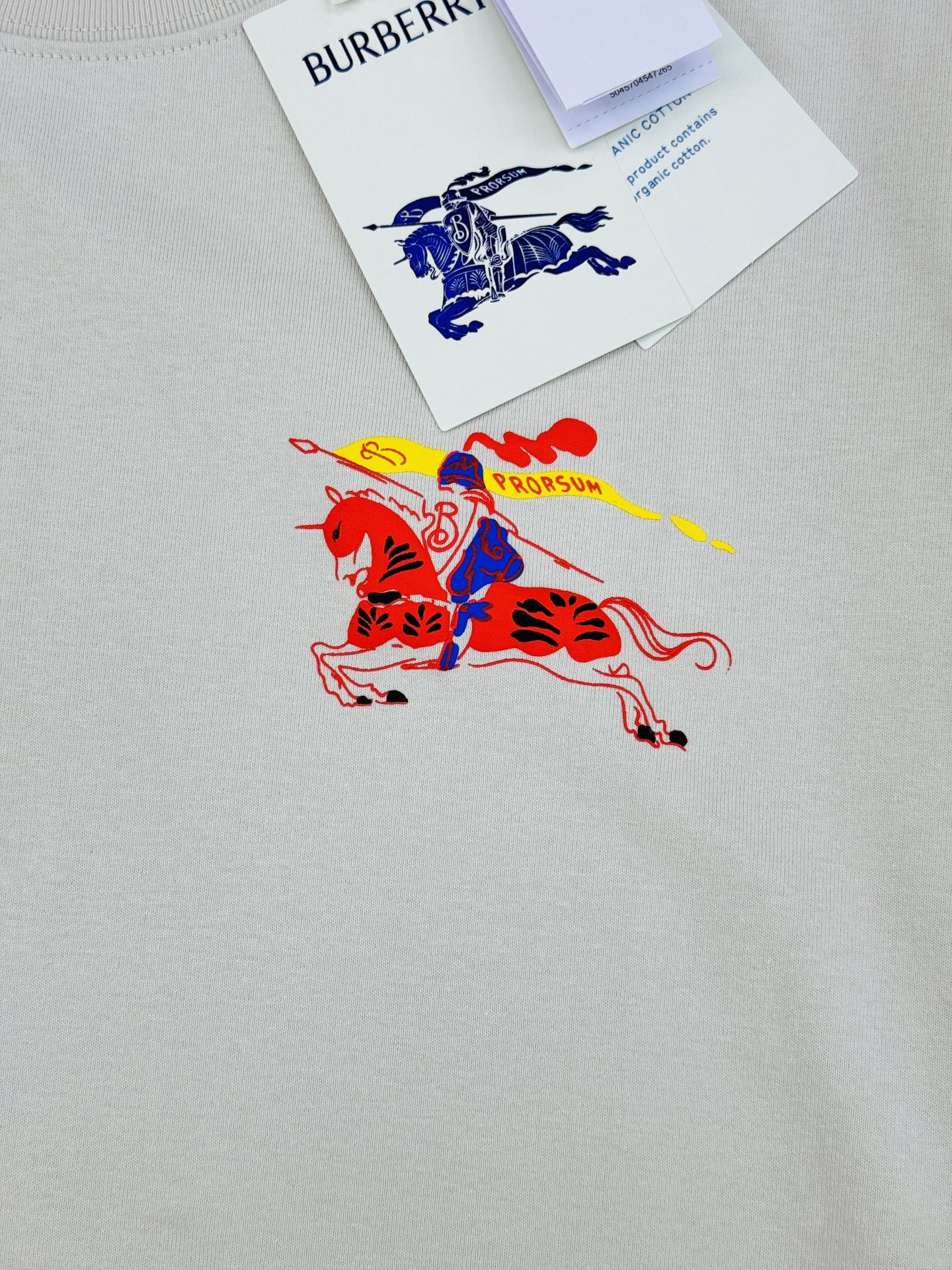 。🌾 BBR26s骑马武士图案T恤.男女同款❤️这款T恤以骑马武士图案为亮点，红蓝黄配色超吸睛，复古又现