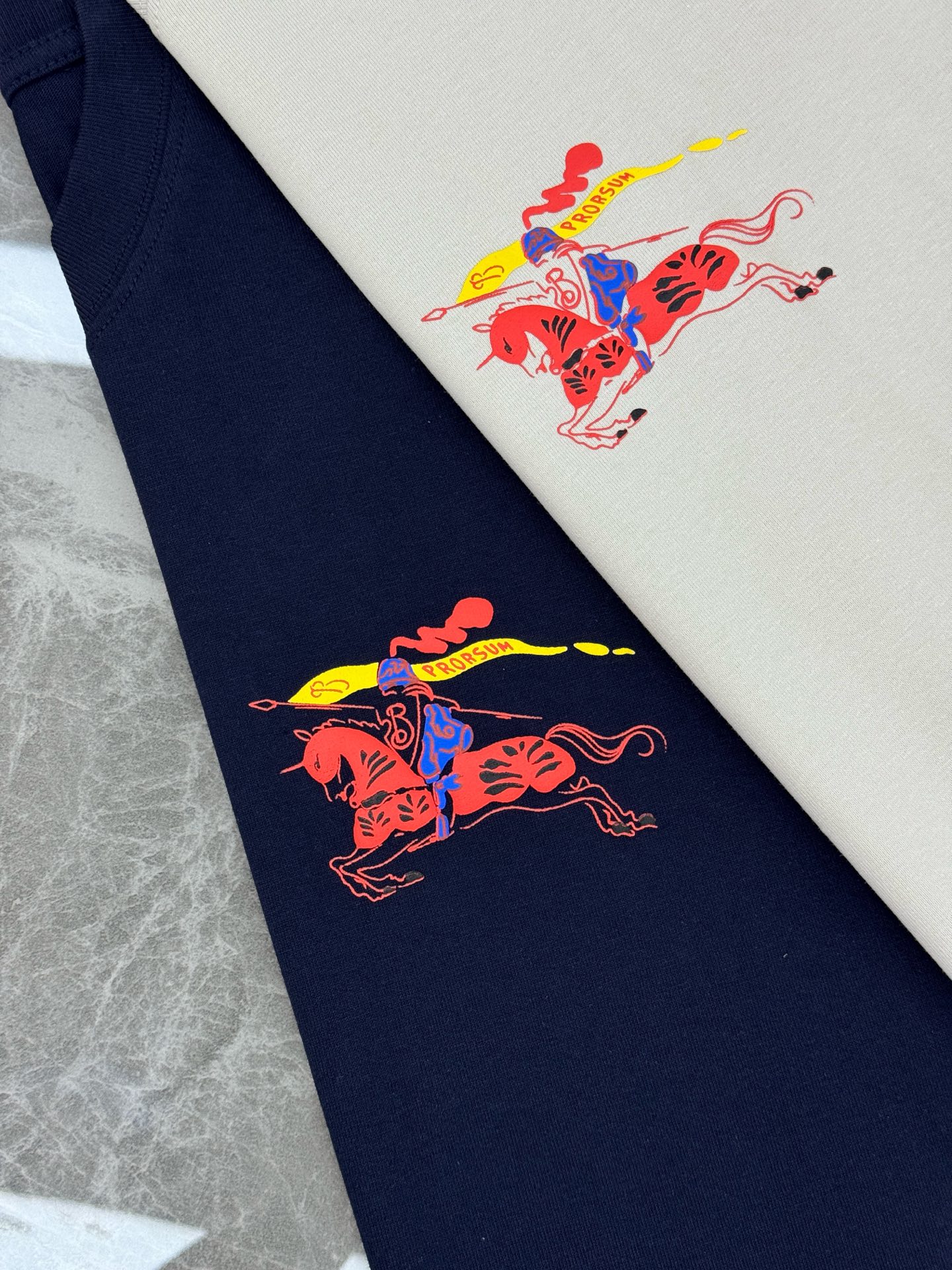 。🌾 BBR26s骑马武士图案T恤.男女同款❤️这款T恤以骑马武士图案为亮点，红蓝黄配色超吸睛，复古又现