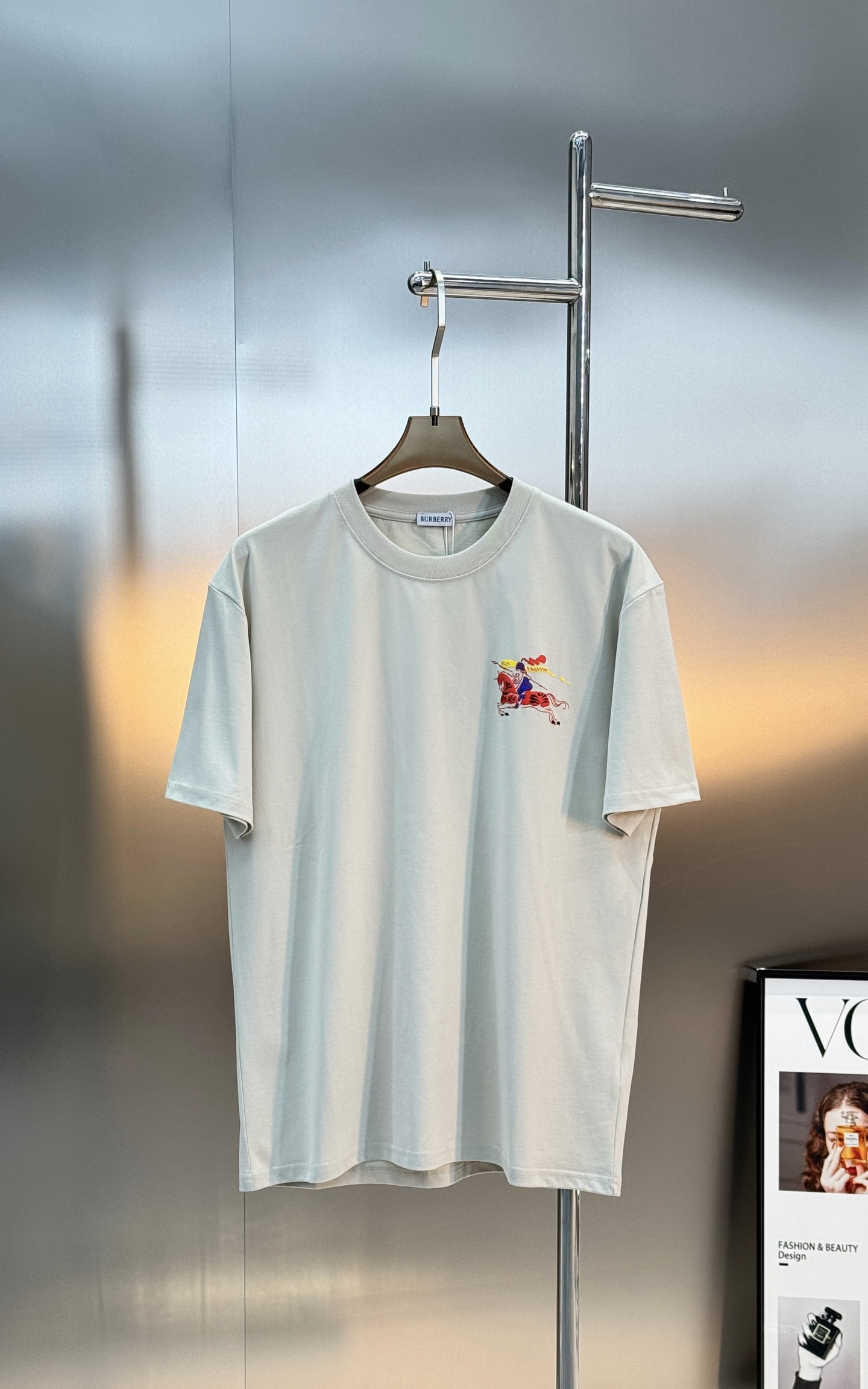 。🌾 BBR26s骑马武士图案T恤.男女同款❤️这款T恤以骑马武士图案为亮点，红蓝黄配色超吸睛，复古又现