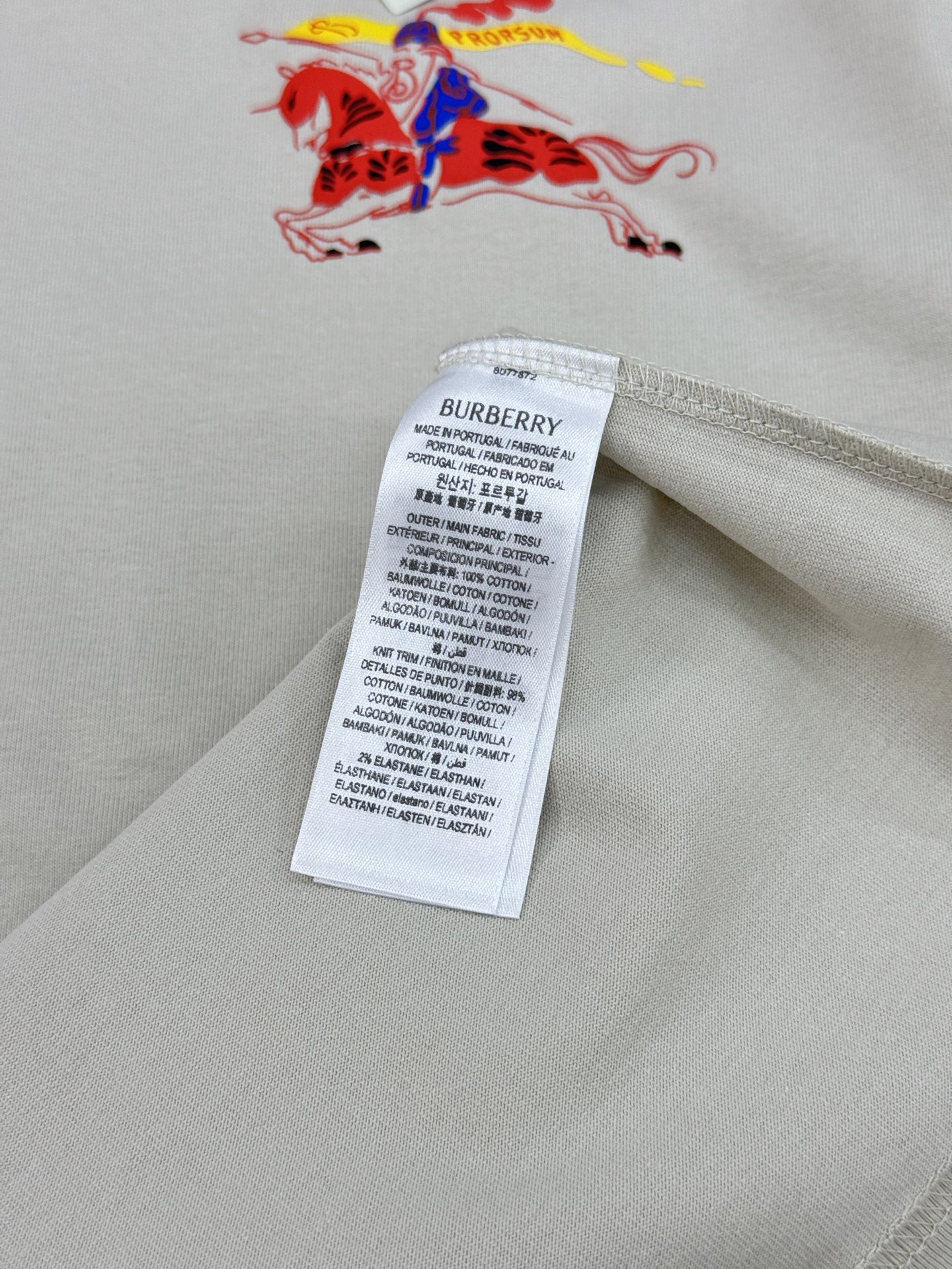 。🌾 BBR26s骑马武士图案T恤.男女同款❤️这款T恤以骑马武士图案为亮点，红蓝黄配色超吸睛，复古又现