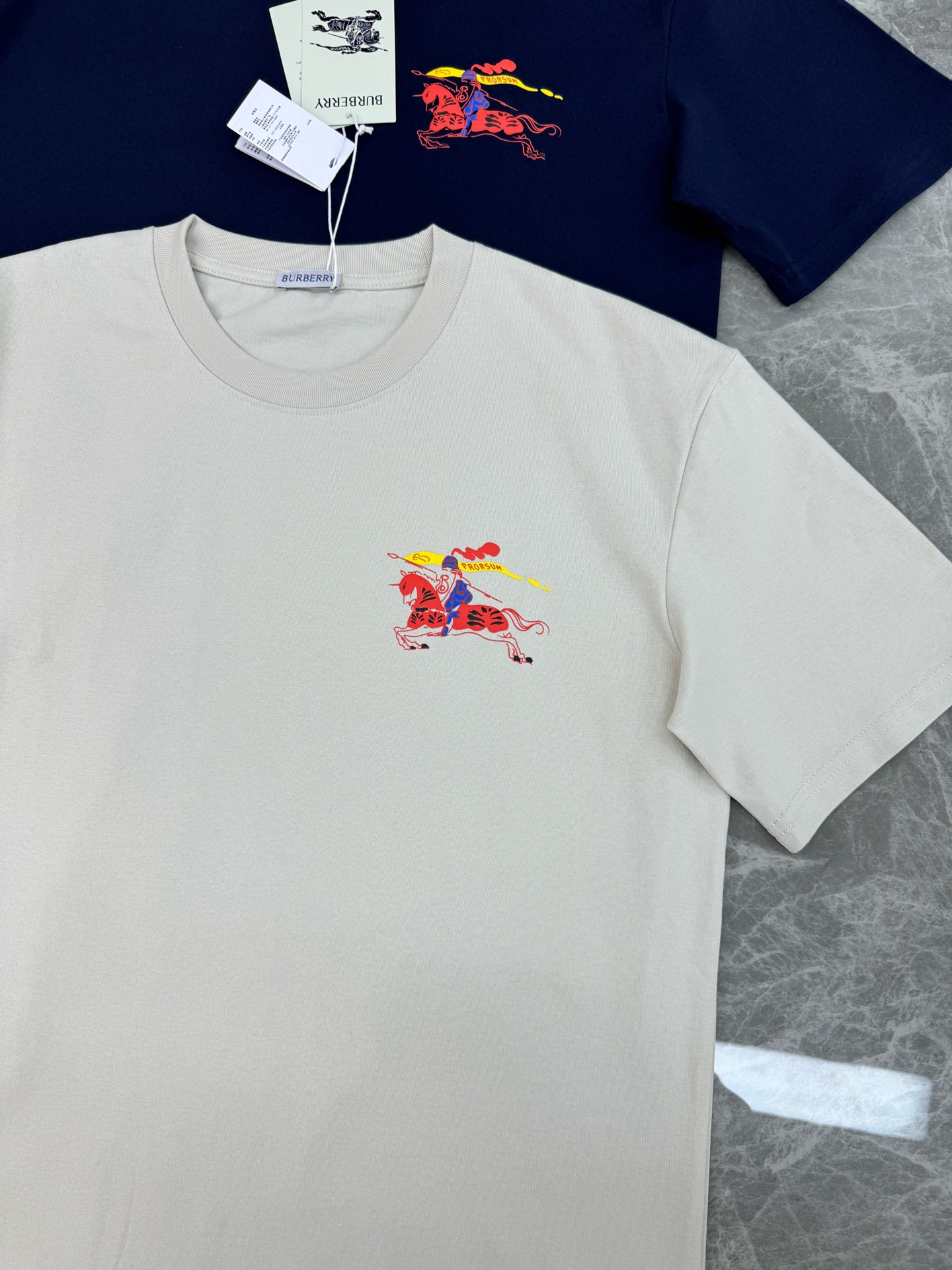 。🌾 BBR26s骑马武士图案T恤.男女同款❤️这款T恤以骑马武士图案为亮点，红蓝黄配色超吸睛，复古又现