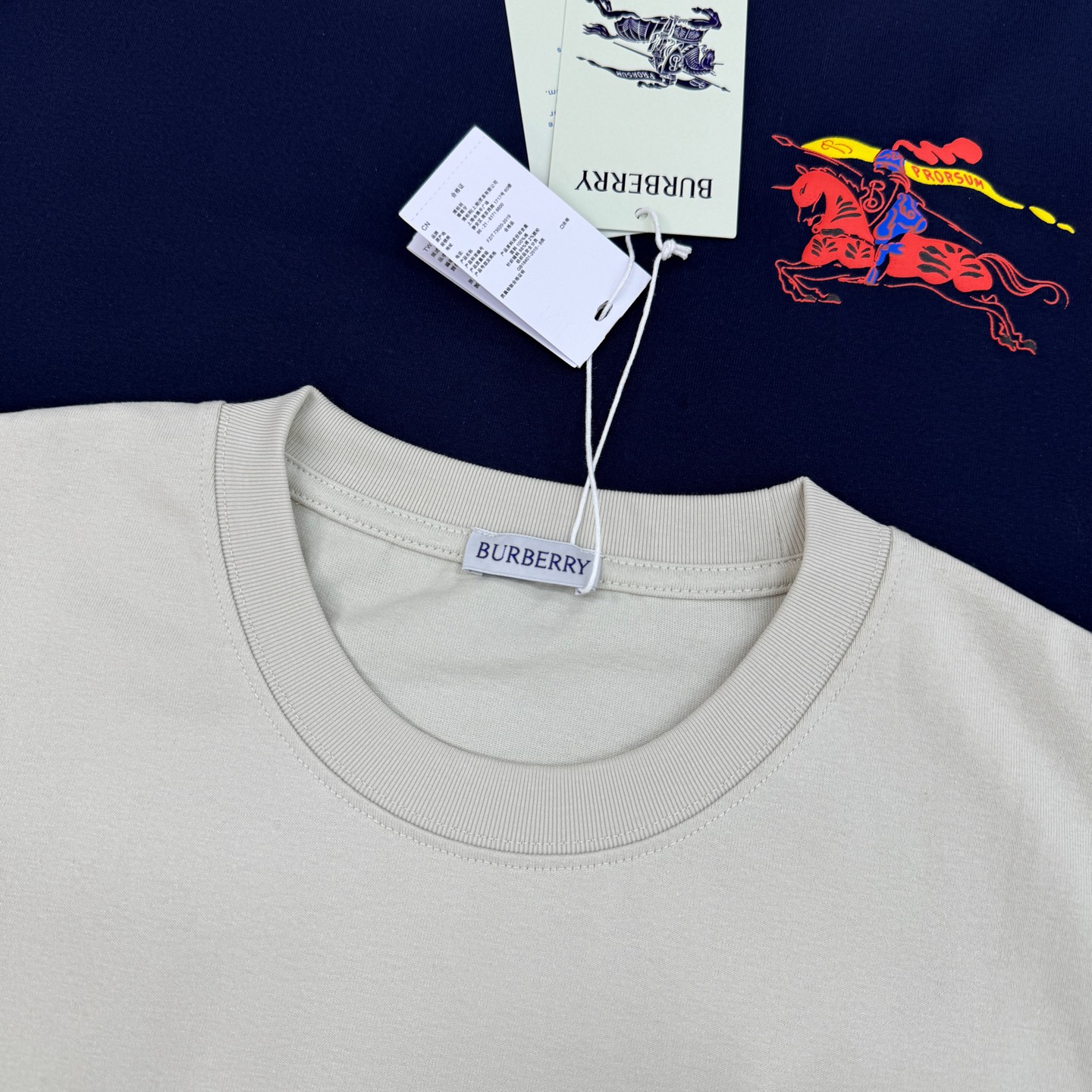 。🌾 BBR26s骑马武士图案T恤.男女同款❤️这款T恤以骑马武士图案为亮点，红蓝黄配色超吸睛，复古又现