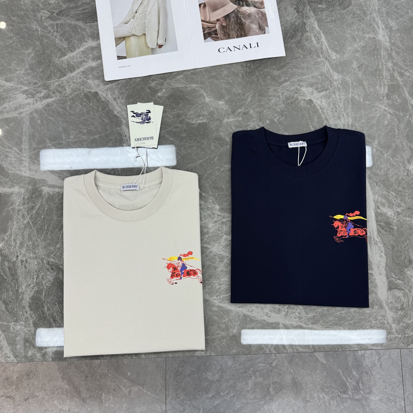 。🌾 BBR26s骑马武士图案T恤.男女同款❤️这款T恤以骑马武士图案为亮点，红蓝黄配色超吸睛，复古又现