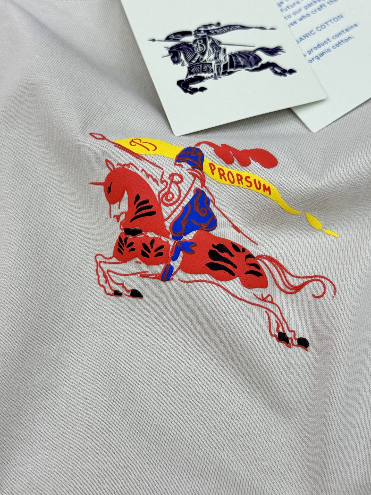 。🌾 BBR26s骑马武士图案T恤.男女同款❤️这款T恤以骑马武士图案为亮点，红蓝黄配色超吸睛，复古又现