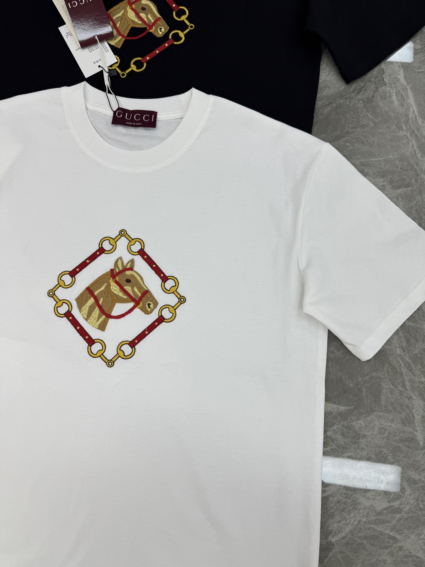 。🌾 GUCCI骏马刺绣短袖T恤.男女同款❤️古齐2026春夏系列骏马刺绣短袖T恤，柔软亲肤面料，垂坠感