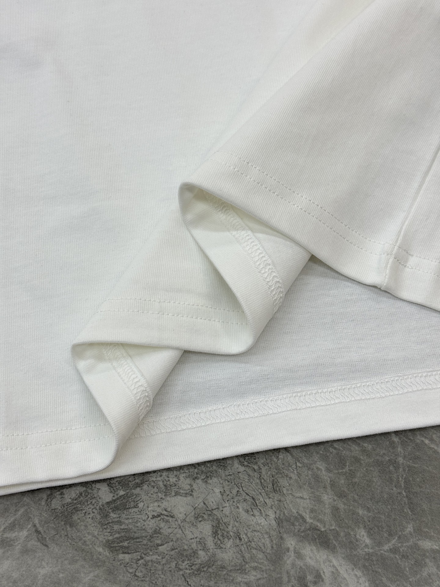 。🌾 Fendi26s芬迪新品潮牌T恤，男女同款❤️采用高品质纯棉，柔软透气，夏天穿超舒服!前