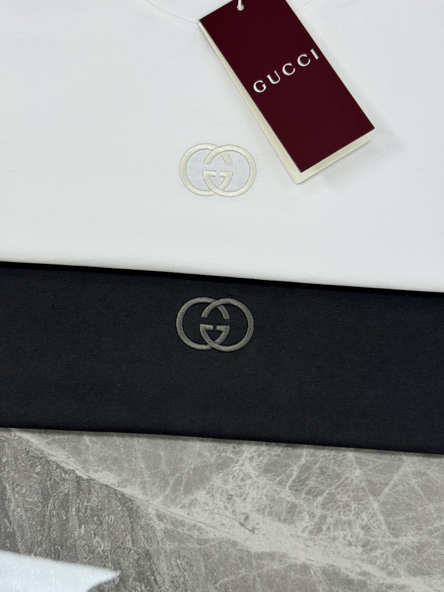 。🌾 Gucci古齐26s经典短袖T恤，男女同款❤️黑白两色可选，胸前双G Logo超有辨识度!立体3D