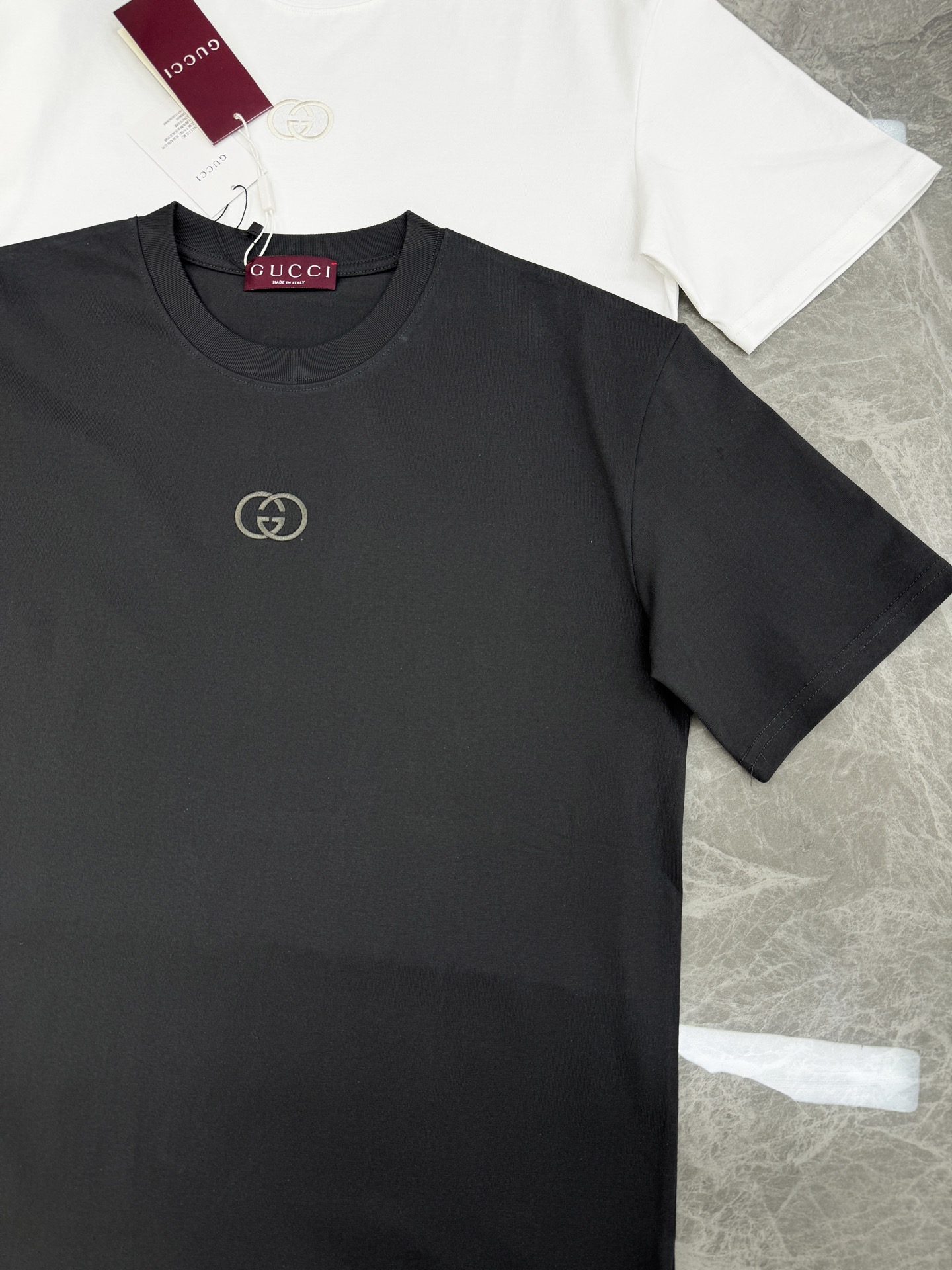 。🌾 Gucci古齐26s经典短袖T恤，男女同款❤️黑白两色可选，胸前双G Logo超有辨识度!立体3D