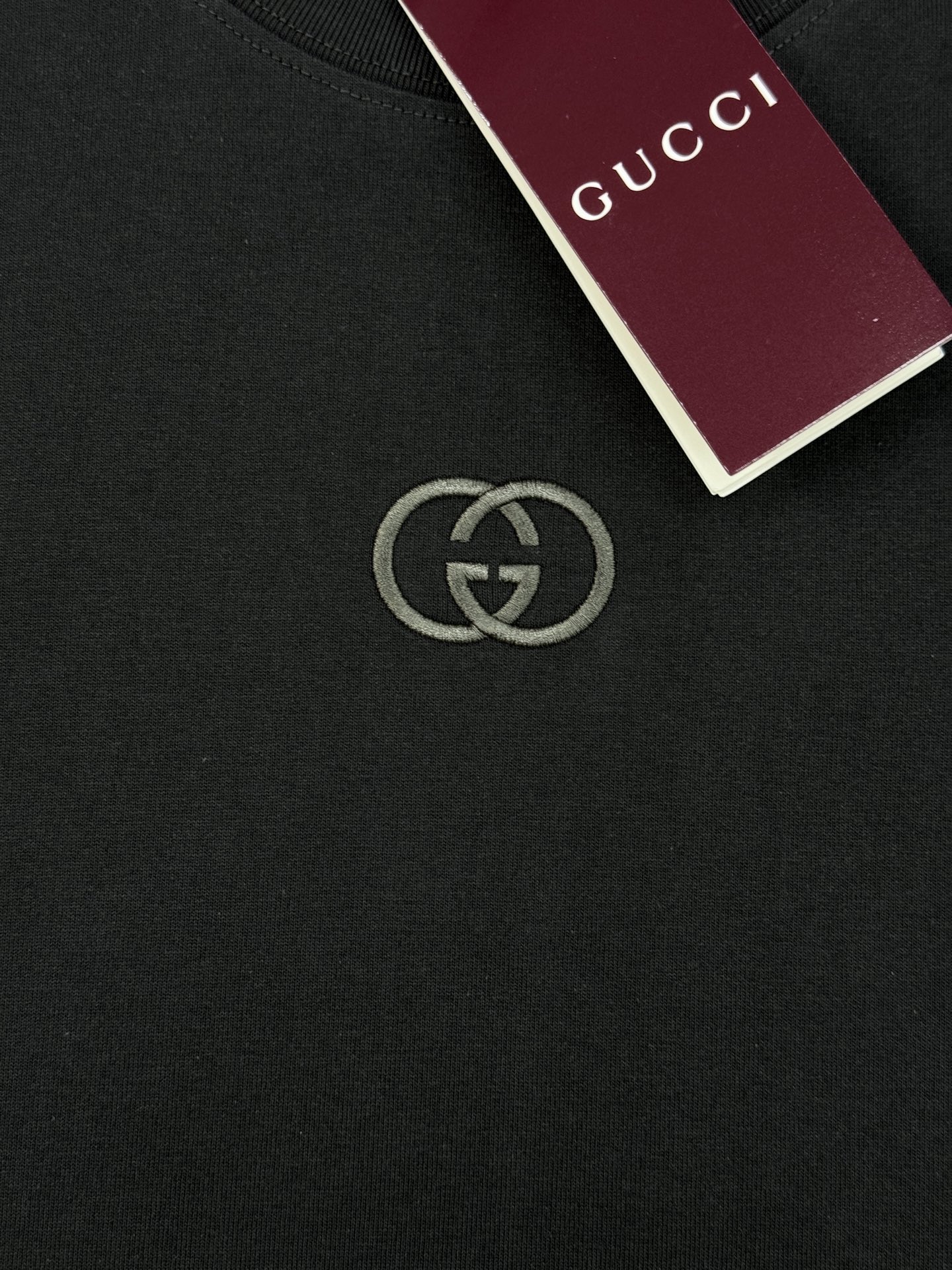 。🌾 Gucci古齐26s经典短袖T恤，男女同款❤️黑白两色可选，胸前双G Logo超有辨识度!立体3D